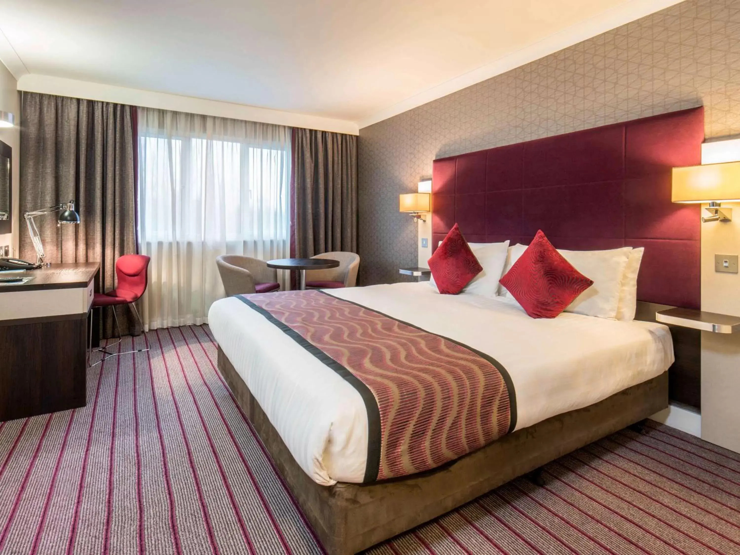 Photo of the whole room, Bed in Mercure London Heathrow Airport