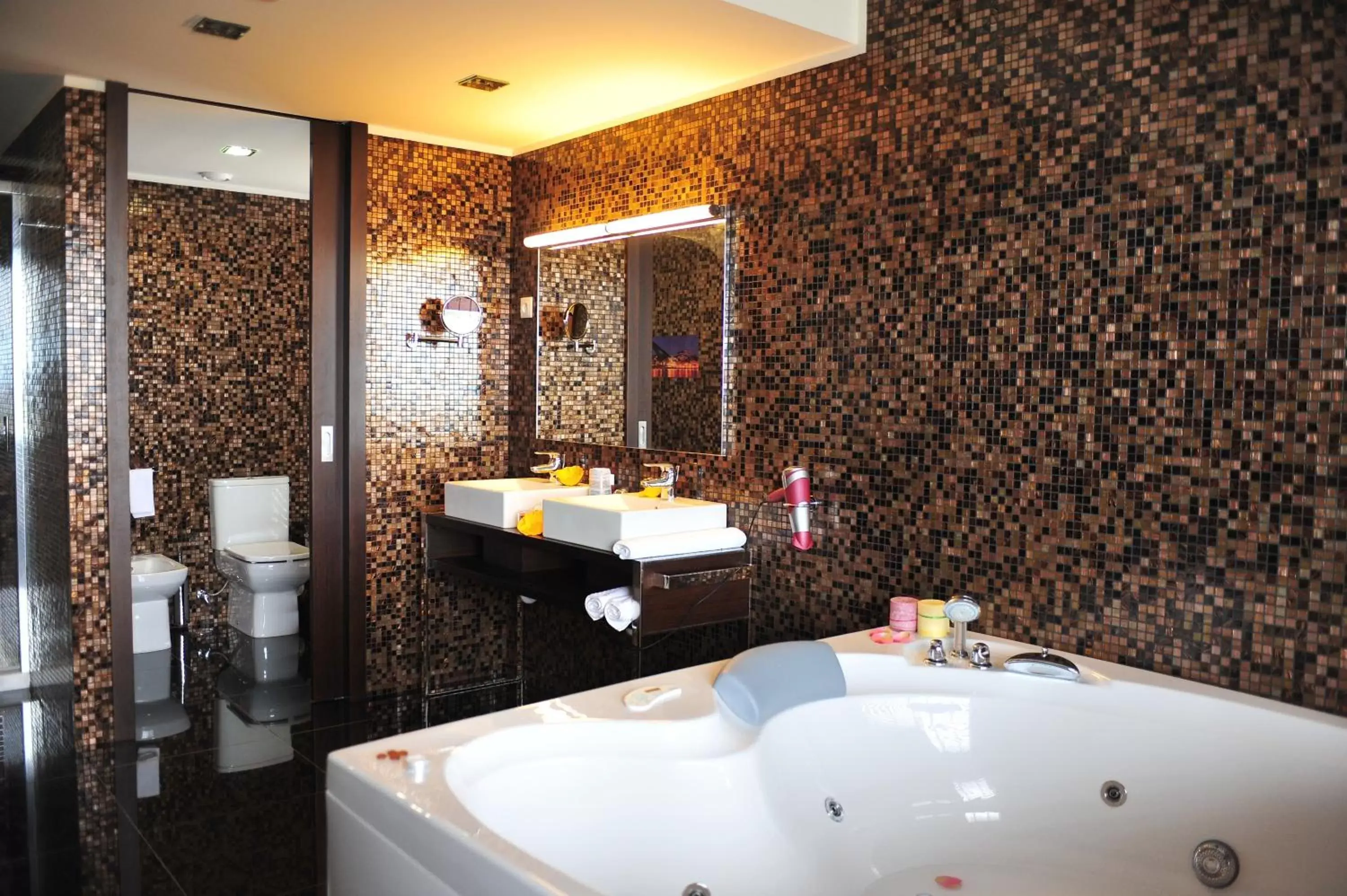 Bathroom in Axis Porto Business & Spa Hotel