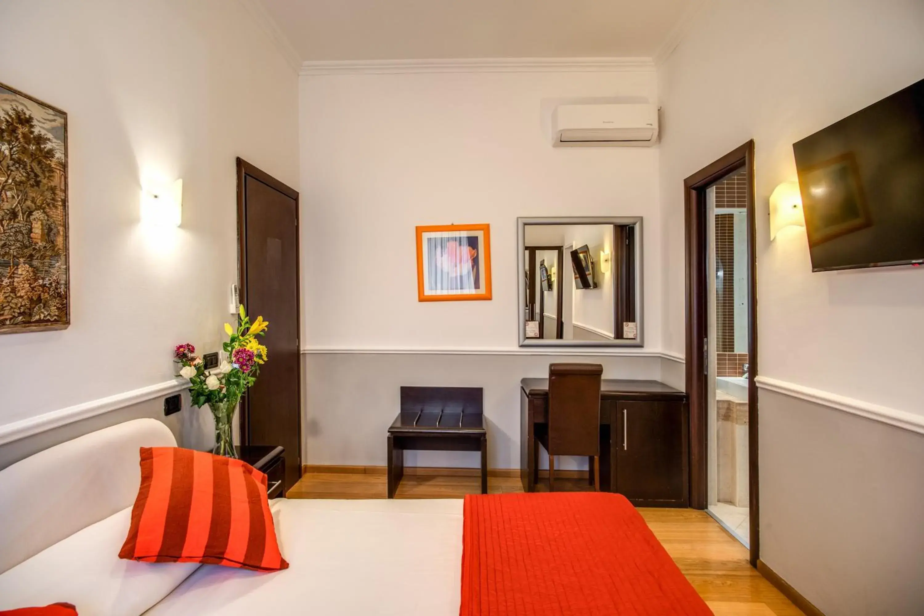 Bedroom, TV/Entertainment Center in Hotel Everest Inn Rome