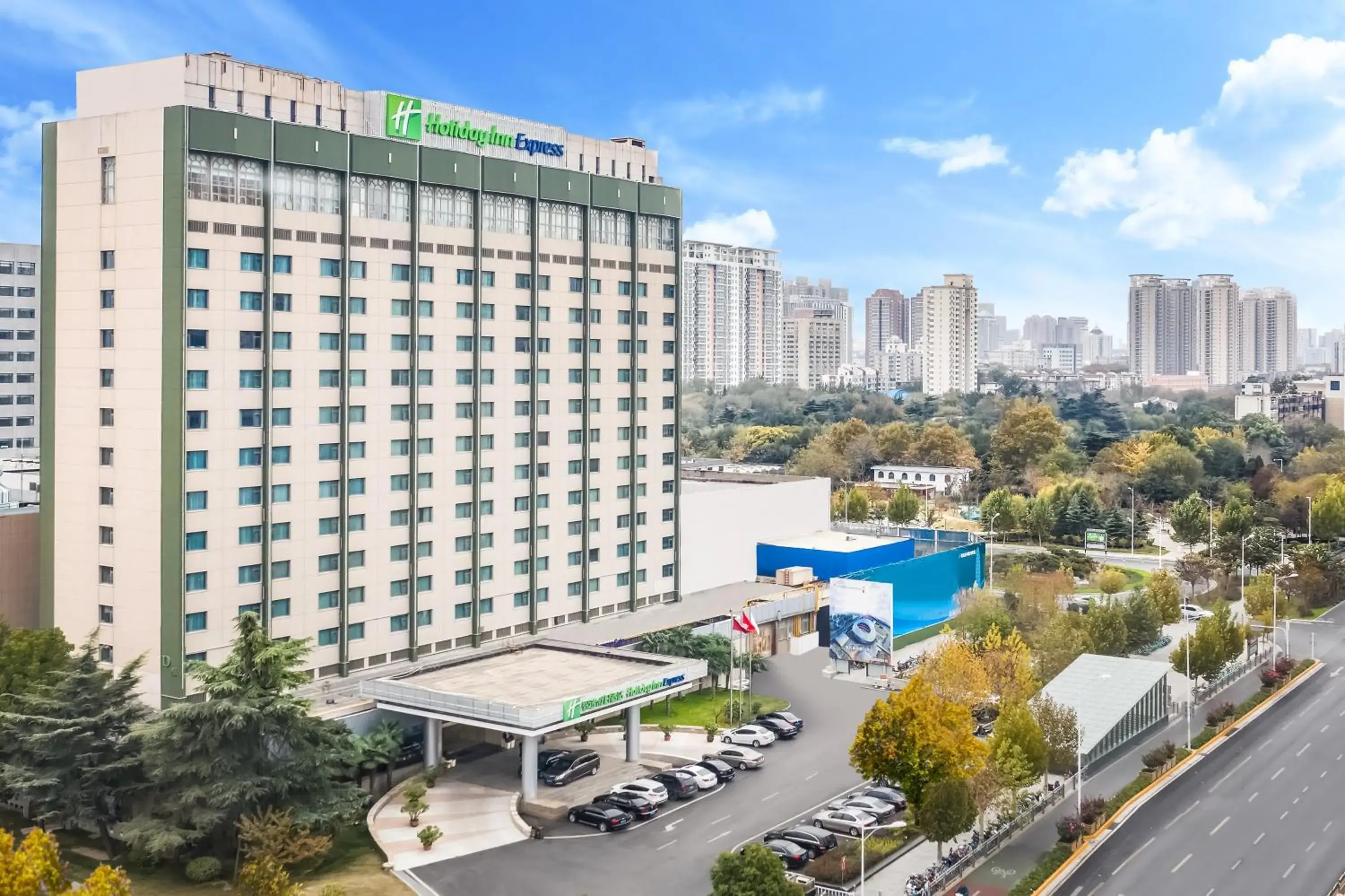 Property building, Pool View in Holiday Inn Express Zhengzhou Zhongzhou, an IHG Hotel