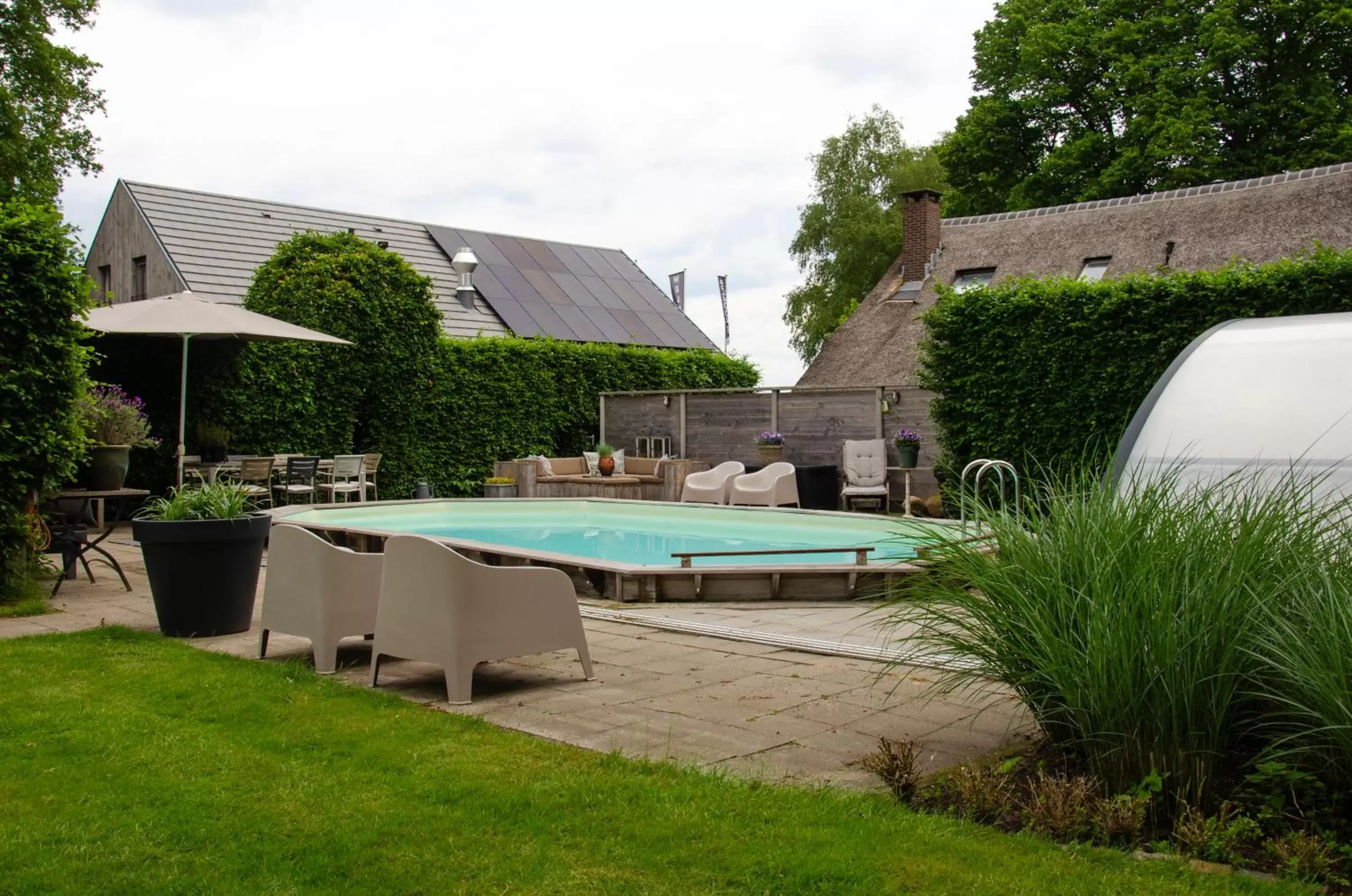 Property building, Swimming Pool in Bed and Breakfast Bedstay op 8