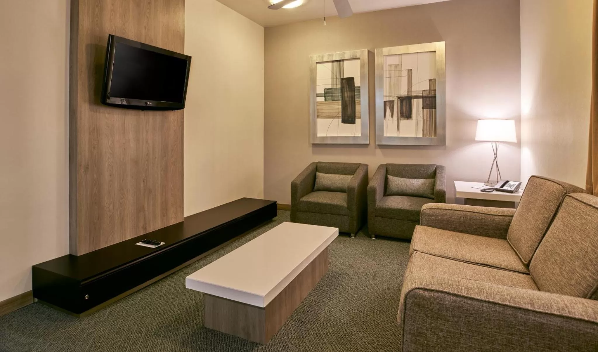 Living room in Holiday Inn & Suites Chihuahua Expo by IHG