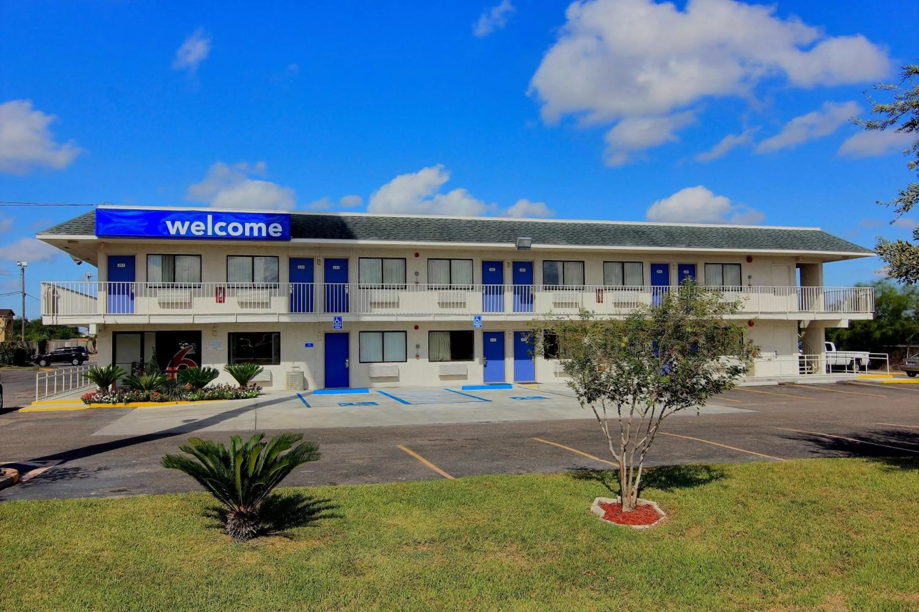 Property building in Motel 6-Kingsville, TX