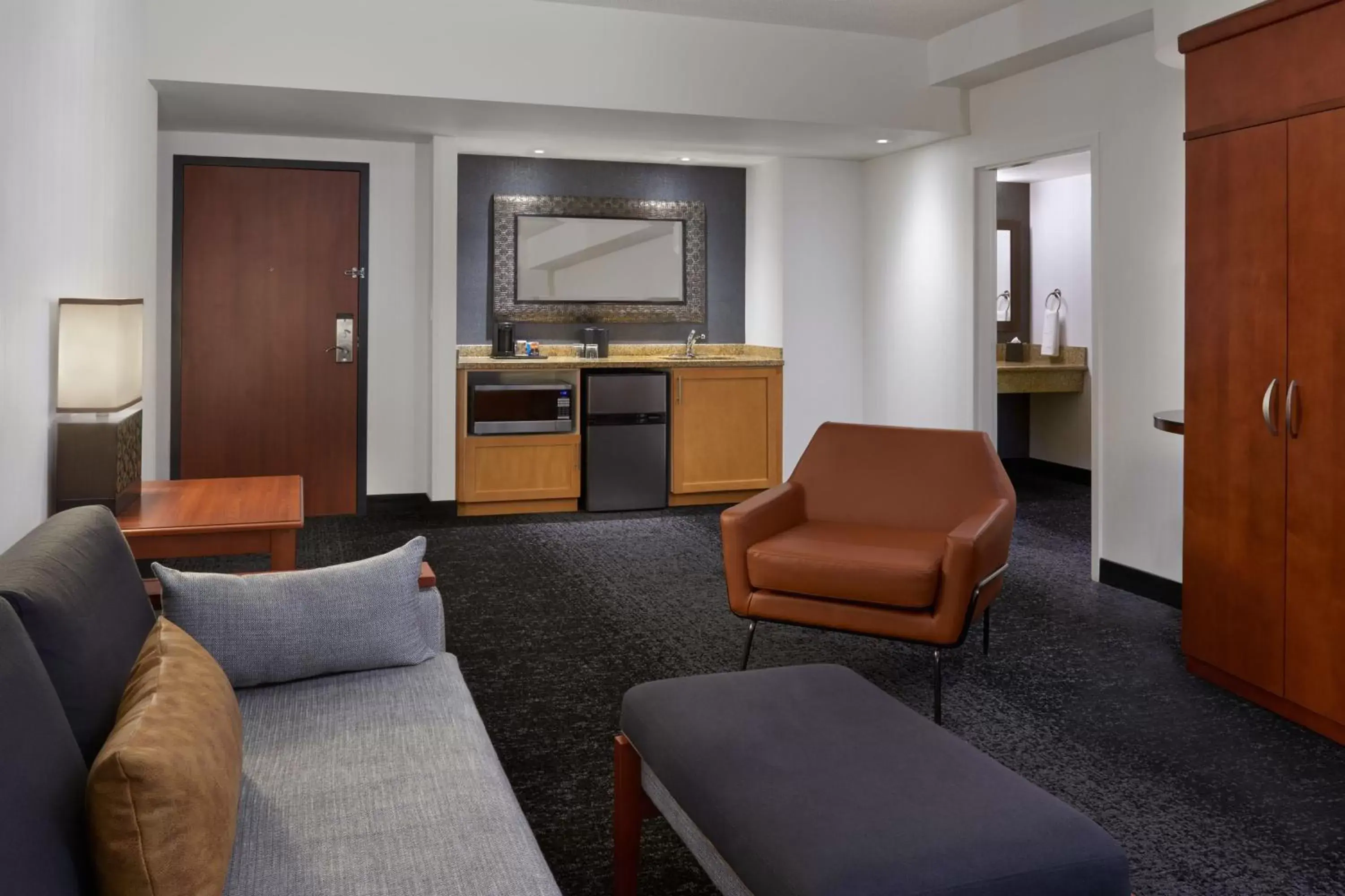 Living room, Seating Area in Courtyard by Marriott Calgary Airport