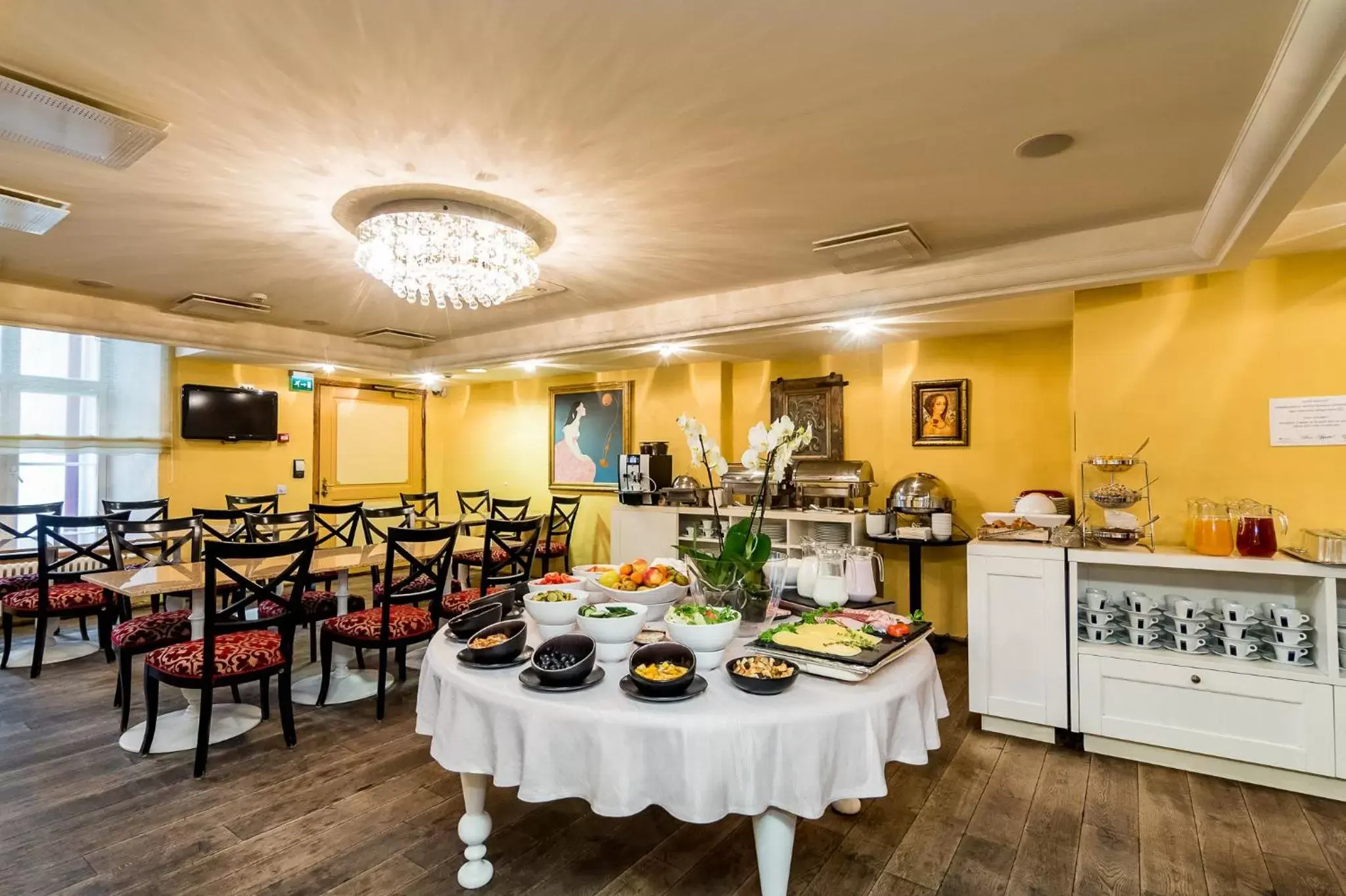 Buffet breakfast, Restaurant/Places to Eat in Meriton Old Town Garden Hotel