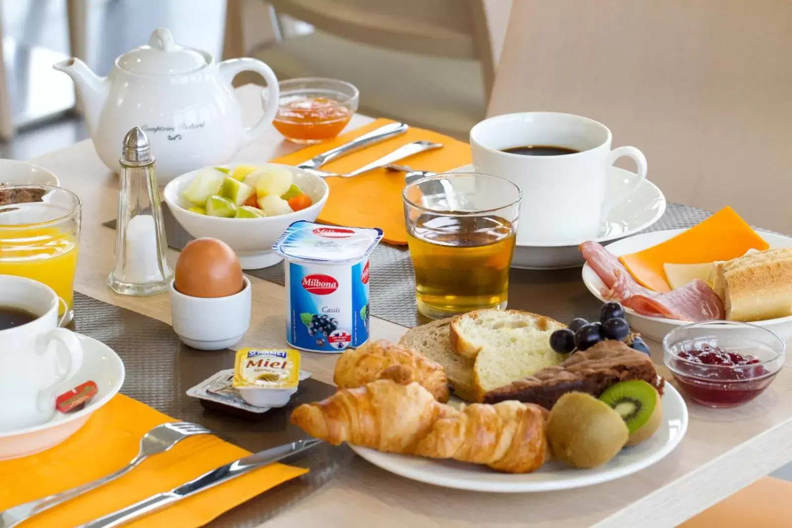 Continental breakfast, Breakfast in Logis hôtel - La Chambre D'Amiens