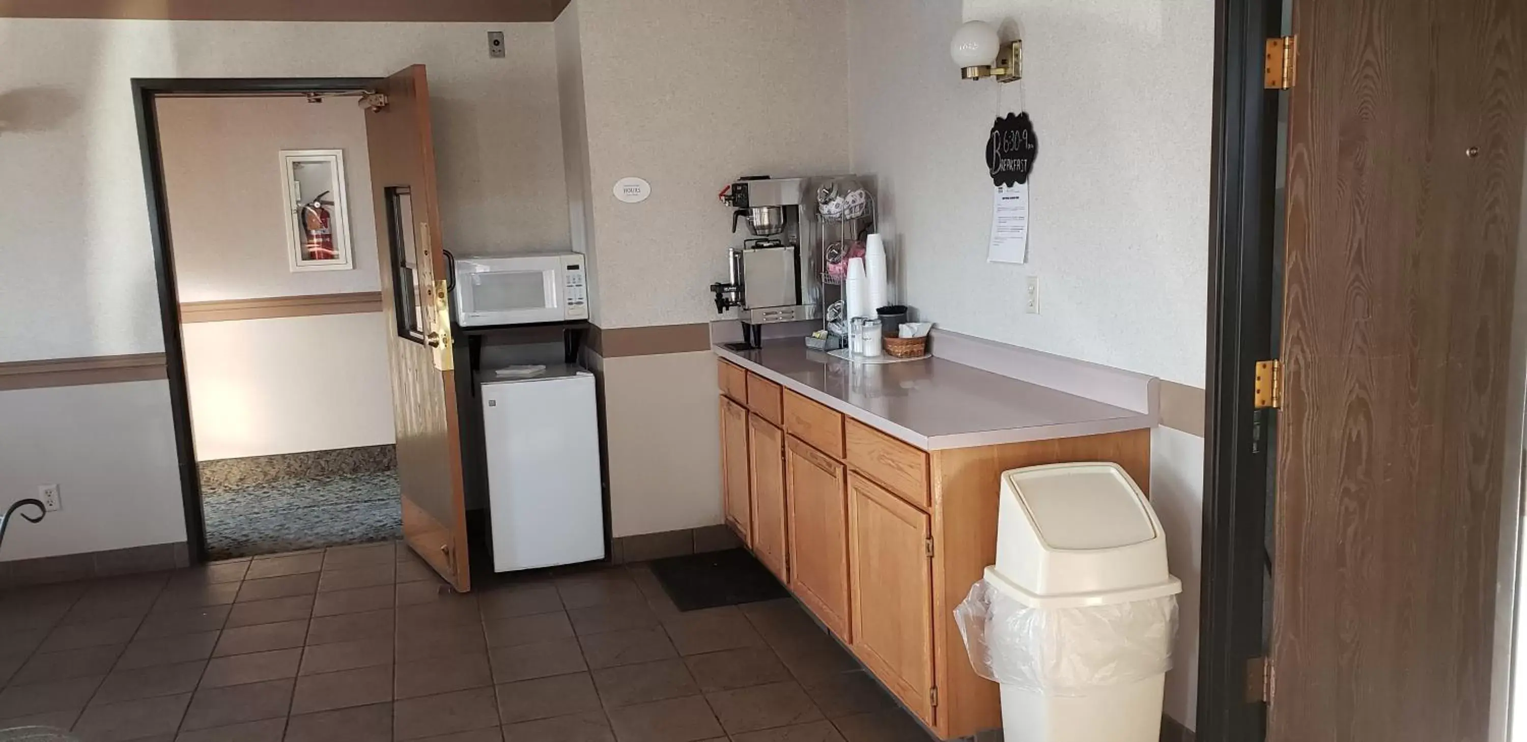 Coffee/tea facilities, Kitchen/Kitchenette in STAY INN Burlington