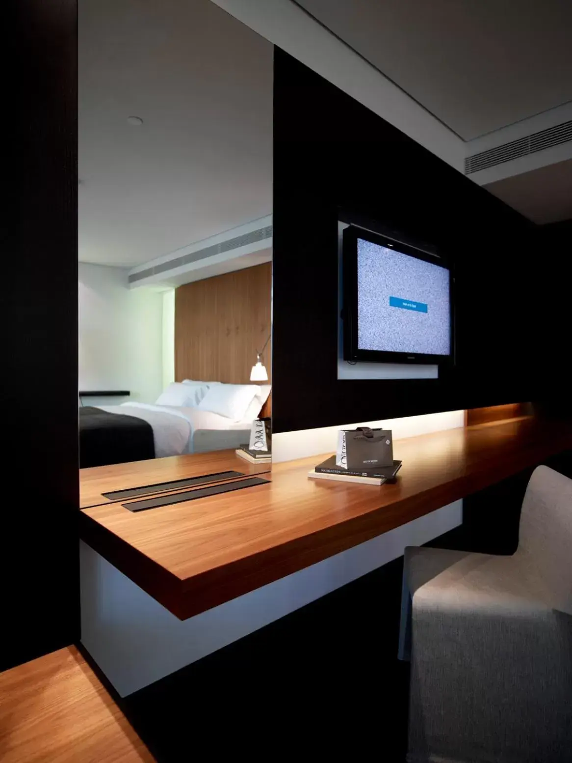 Bedroom, TV/Entertainment Center in The Met Hotel Thessaloniki, a Member of Design Hotels