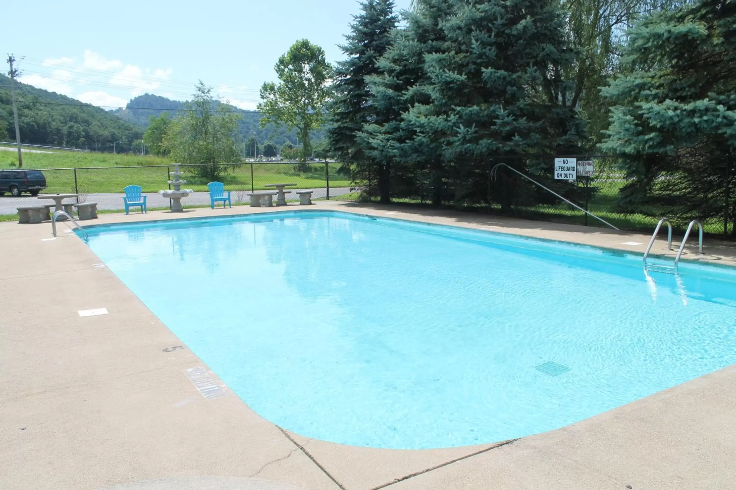 Swimming Pool in Americourt Hotel - Mountain City