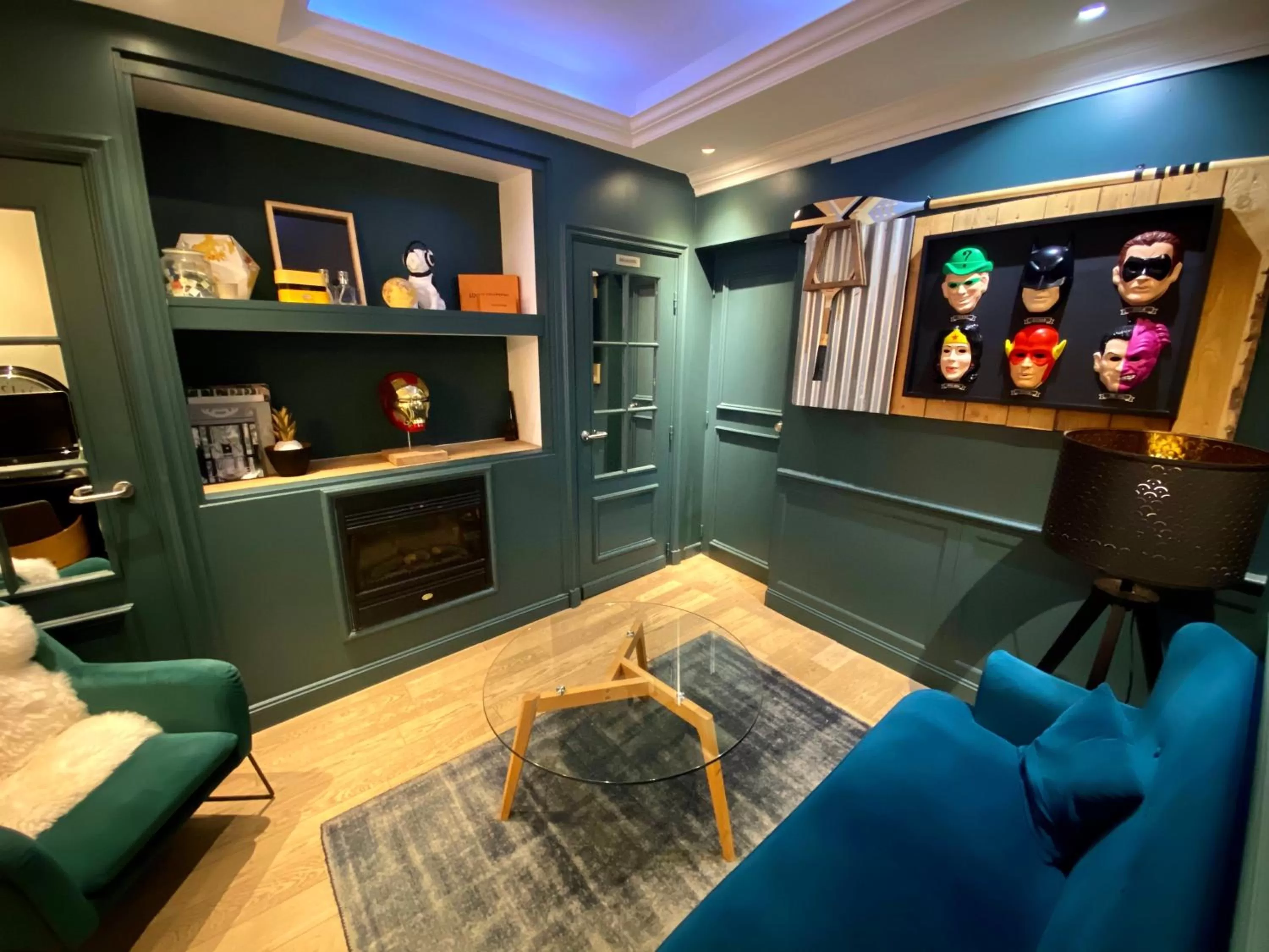 Communal lounge/ TV room in Hôtel Etoile Trocadéro