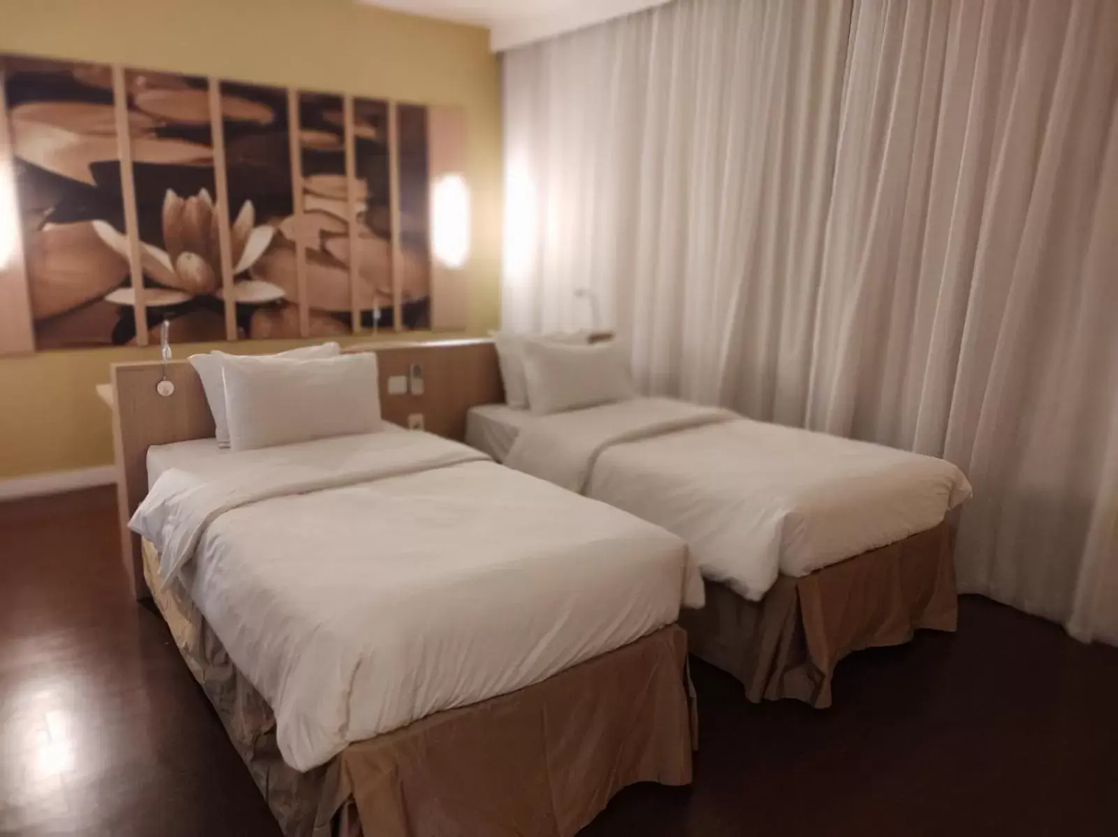 Photo of the whole room, Bed in Mercure Manaus