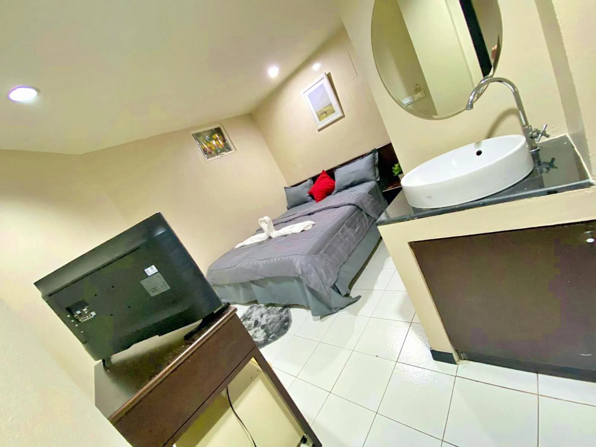 TV and multimedia, Bathroom in CheQinn Hostel - Sukhumvit 4 Nana Plaza