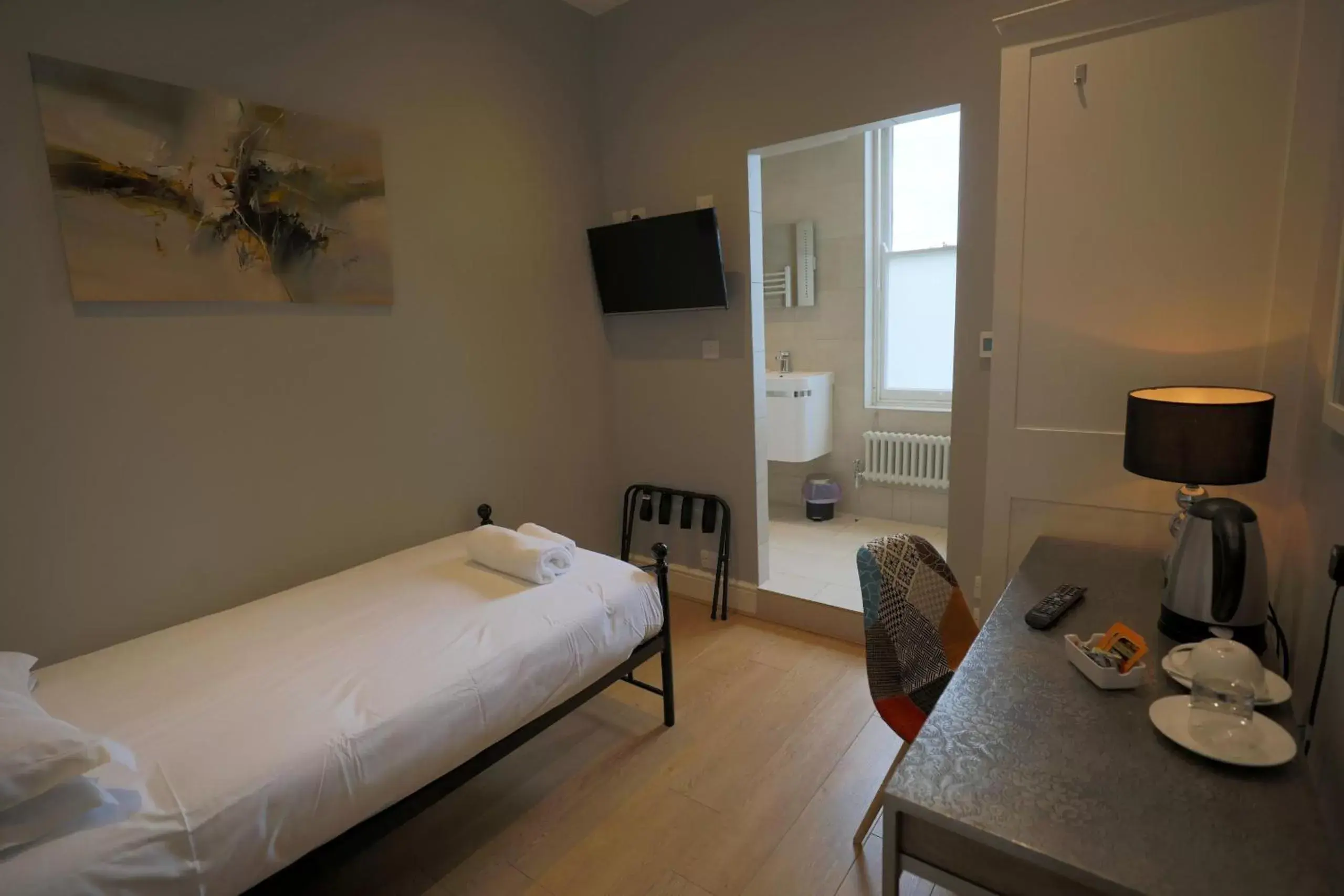 Standard Single Room with Shower - single occupancy in 100 Banbury Road Oxford - formerly Parklands Standard Single Room with Shower - single occupancy in 100 Banbury Road Oxford - formerly Parklands