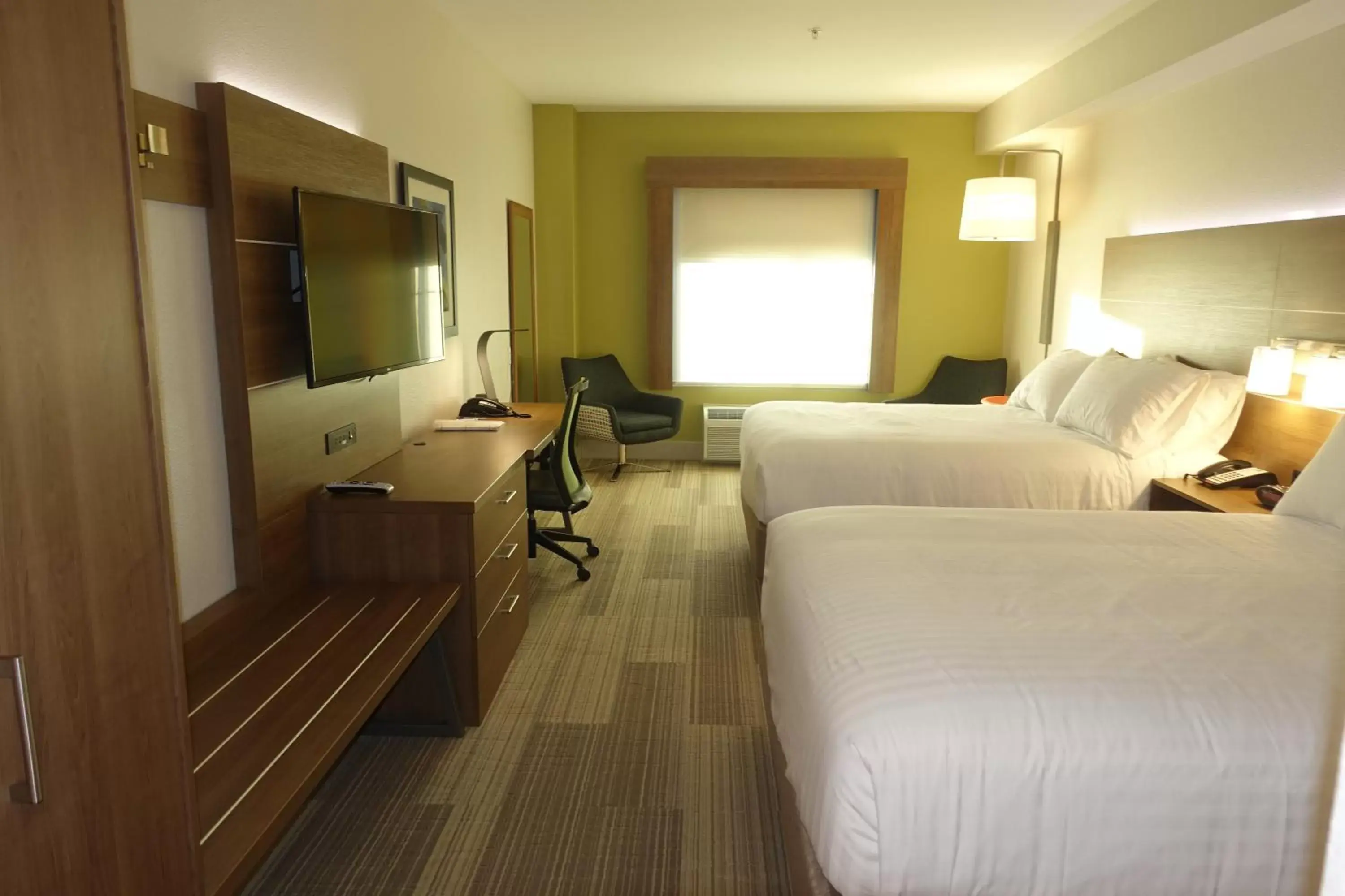 Photo of the whole room, Bed in Holiday Inn Express & Suites Brentwood, an IHG Hotel