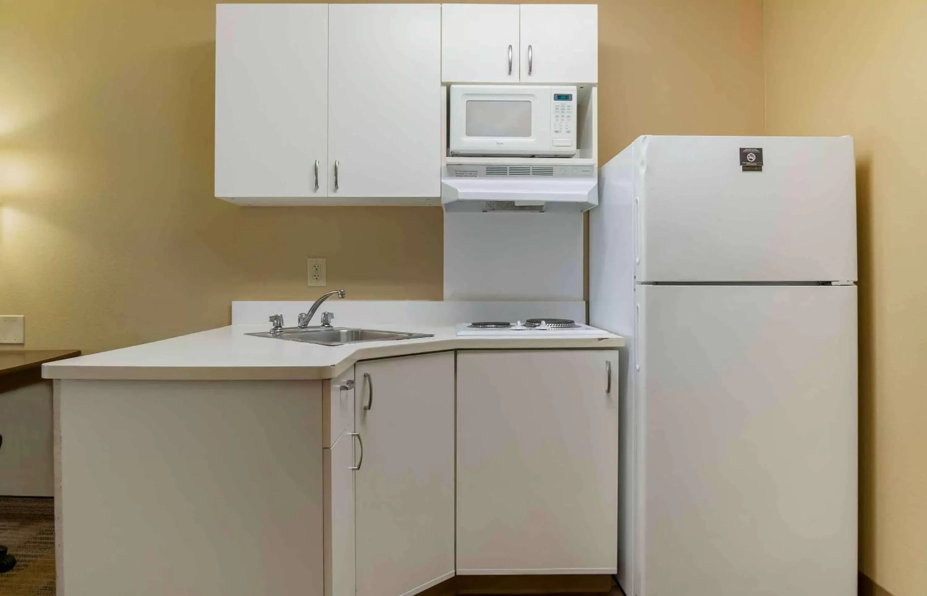 Bedroom, Kitchen/Kitchenette in Extended Stay America Suites - Detroit - Canton