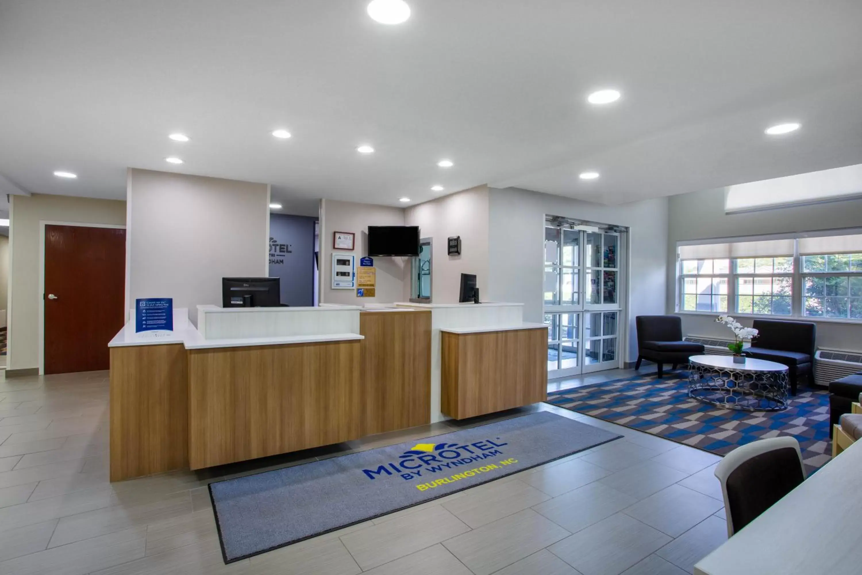 Lobby/Reception in Microtel Inn & Suites by Wyndham Burlington