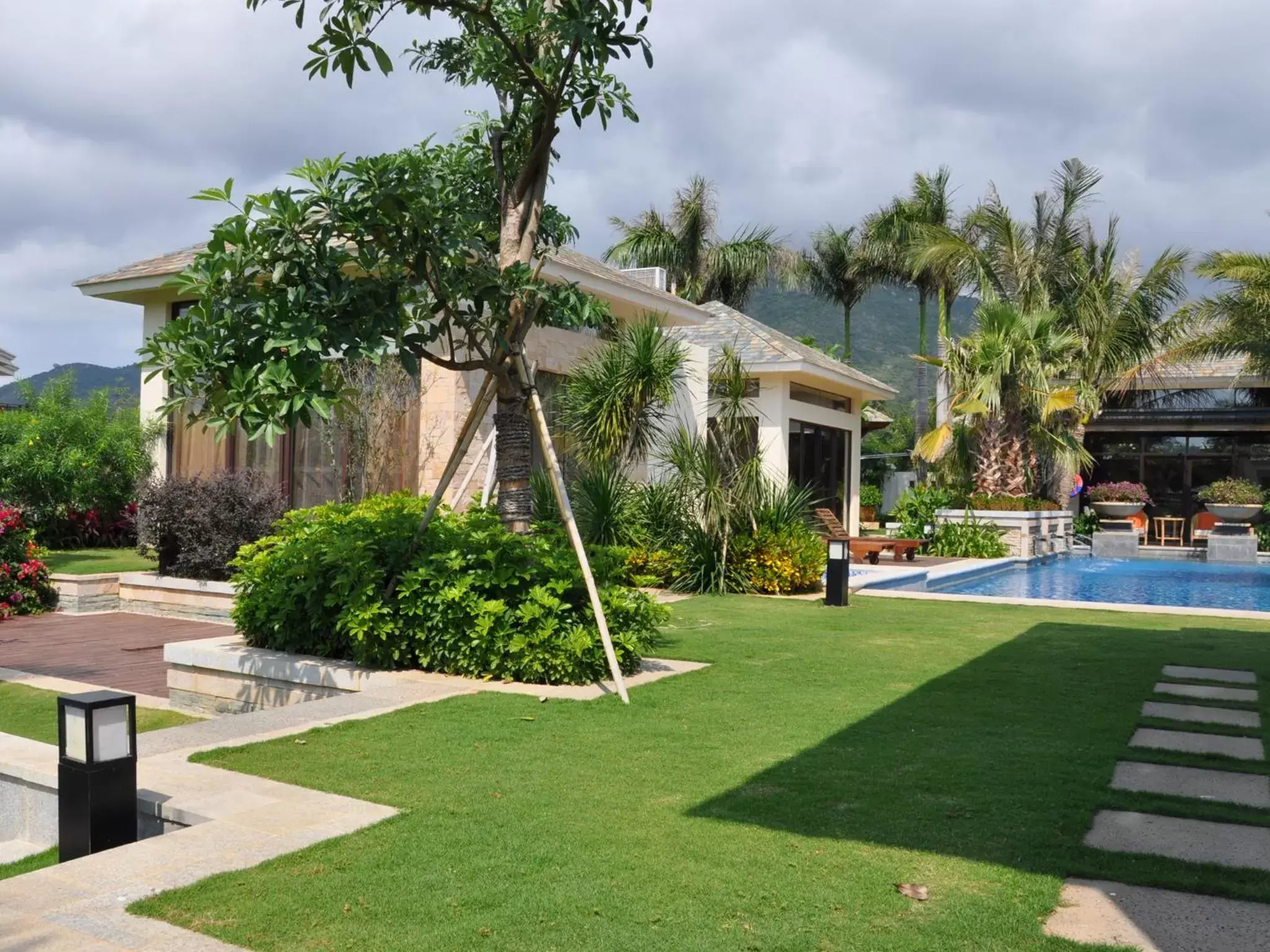 Photo of the whole room, Swimming Pool in Grand Metropark Villa Resort Sanya Yalong Bay