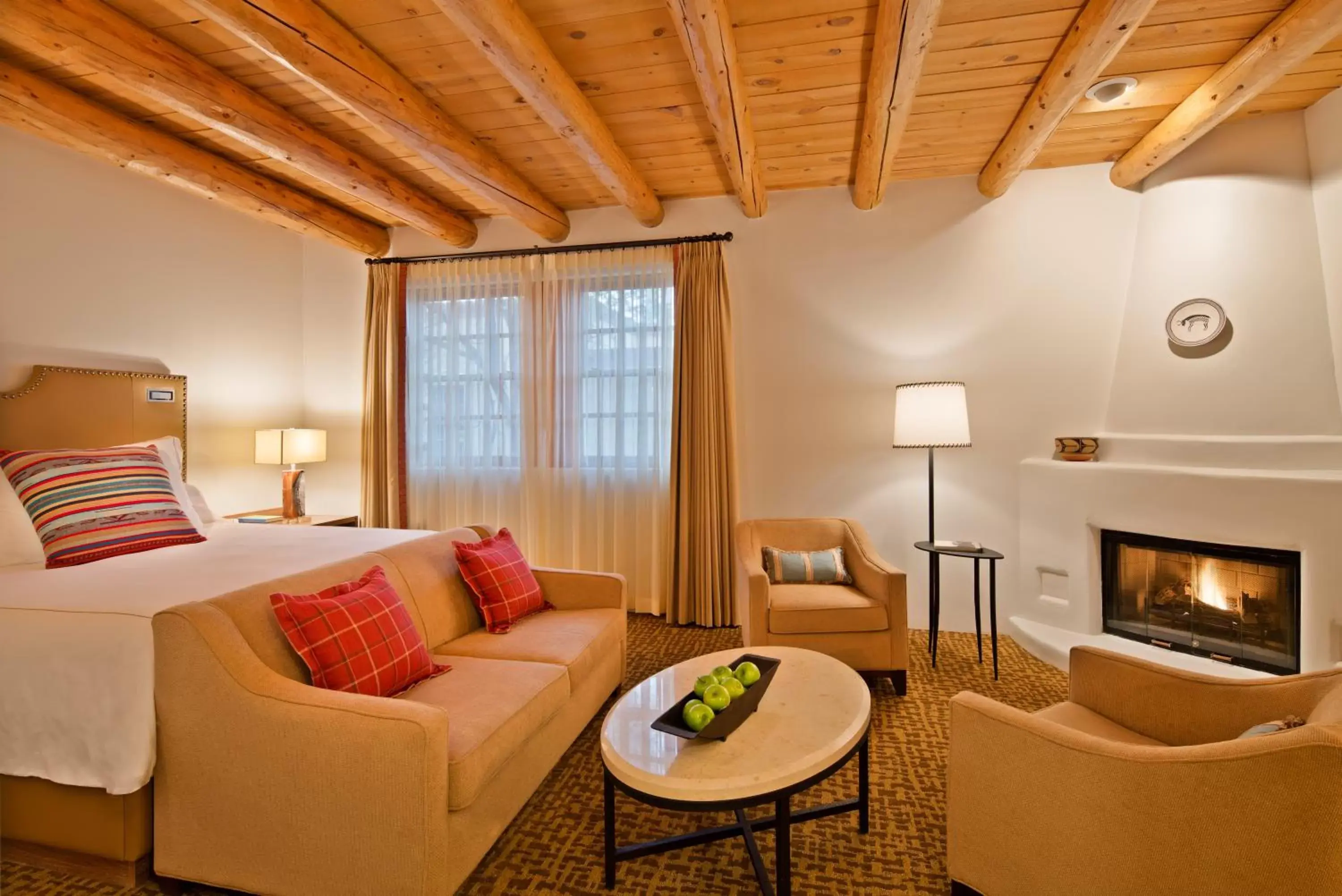 Bed, Seating Area in Rosewood Inn of the Anasazi