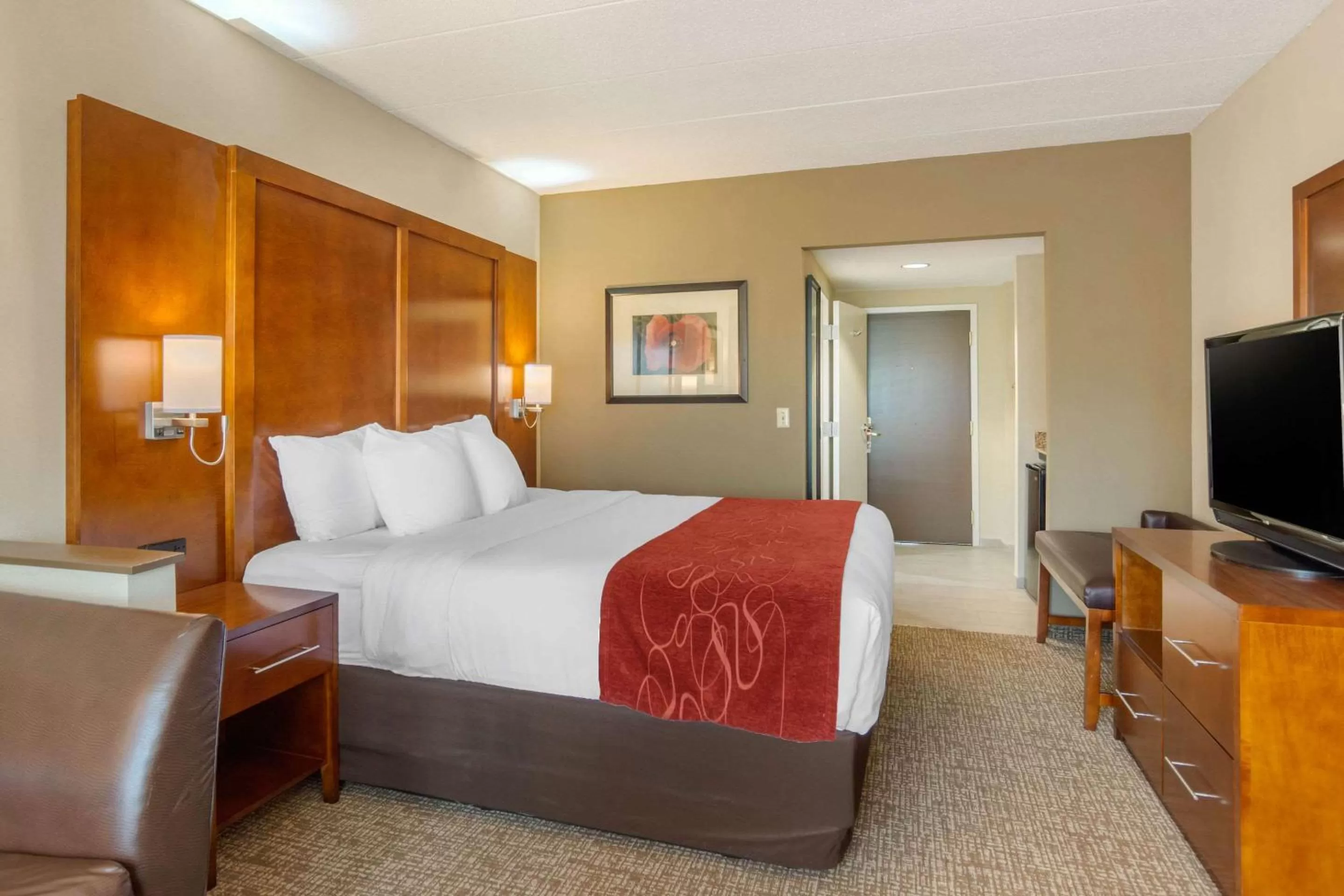 Photo of the whole room, Bed in Comfort Suites Southpark