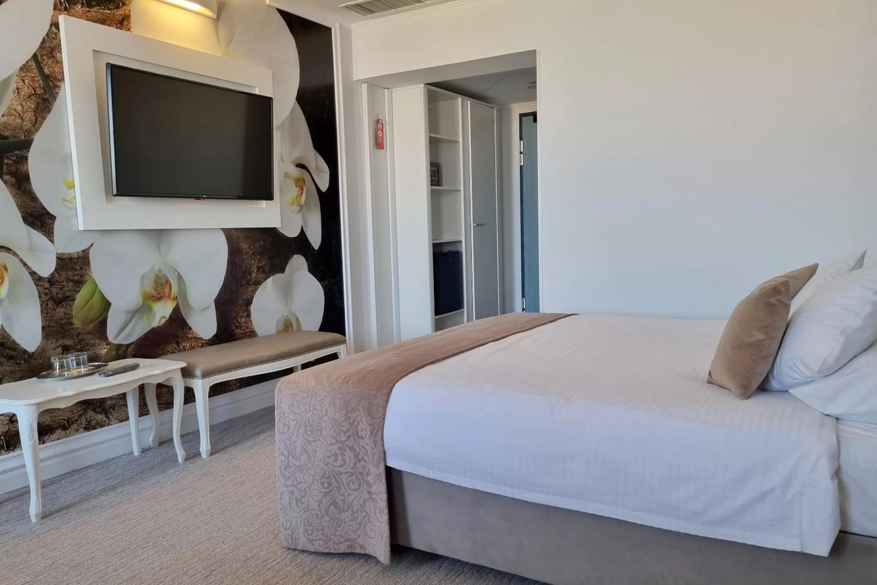 TV and multimedia, Bed in Continental Forum Arad