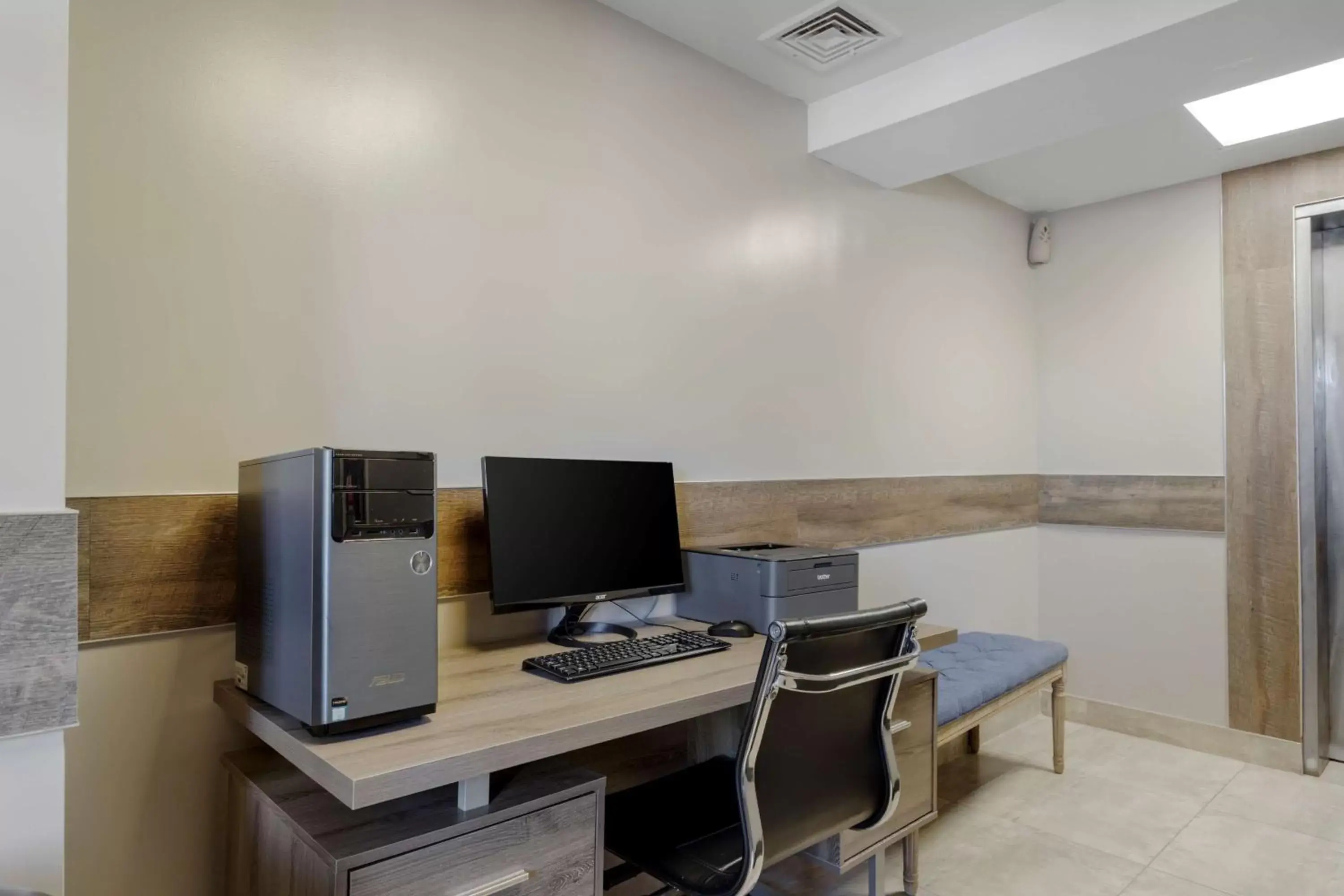 Business facilities, TV/Entertainment Center in Best Western Plus Brooklyn Bay Hotel