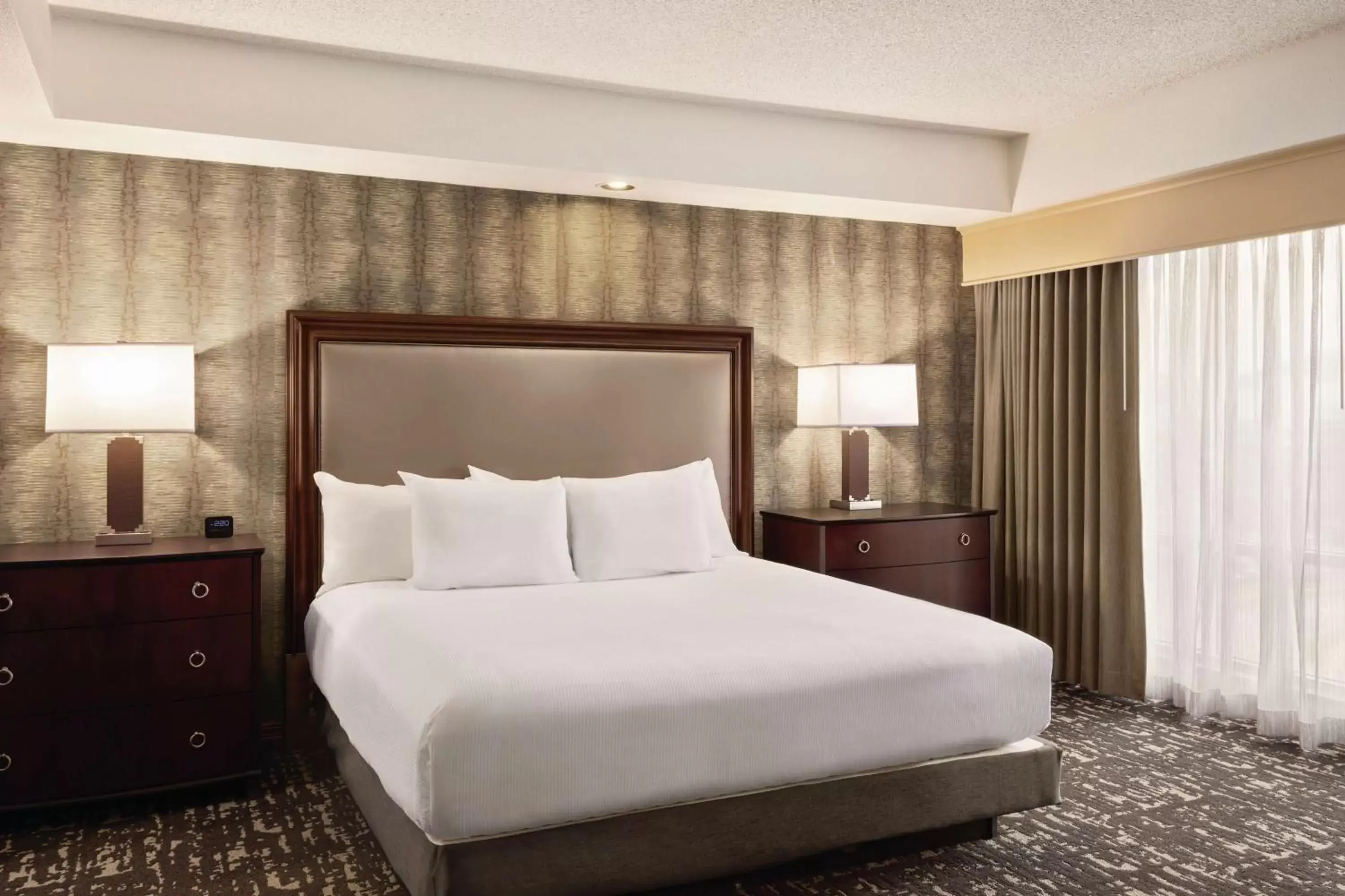 Bed in Embassy Suites by Hilton Nashville South Cool Springs
