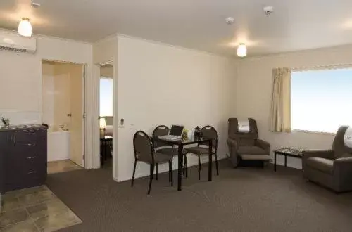 Photo of the whole room, Seating Area in Best Western BKs Pioneer Motor Lodge