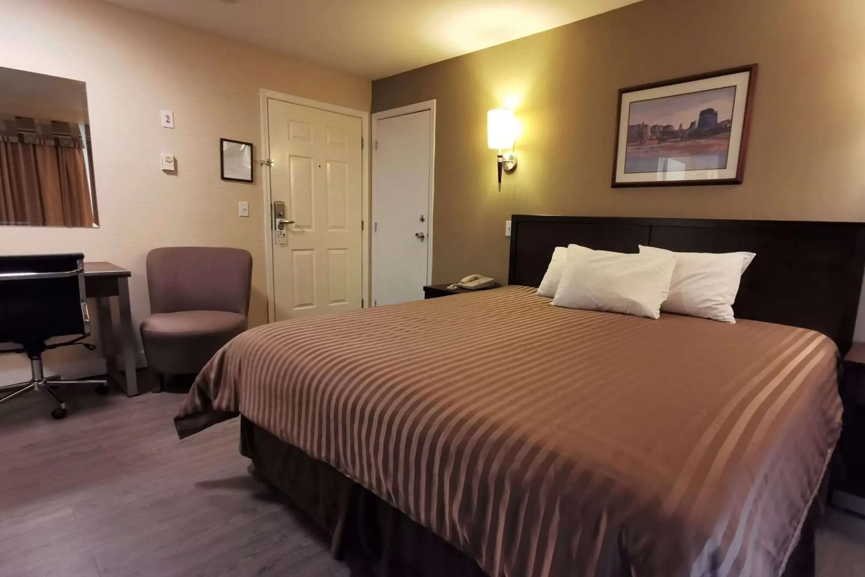 Photo of the whole room, Bed in Rodeway Inn & Suites