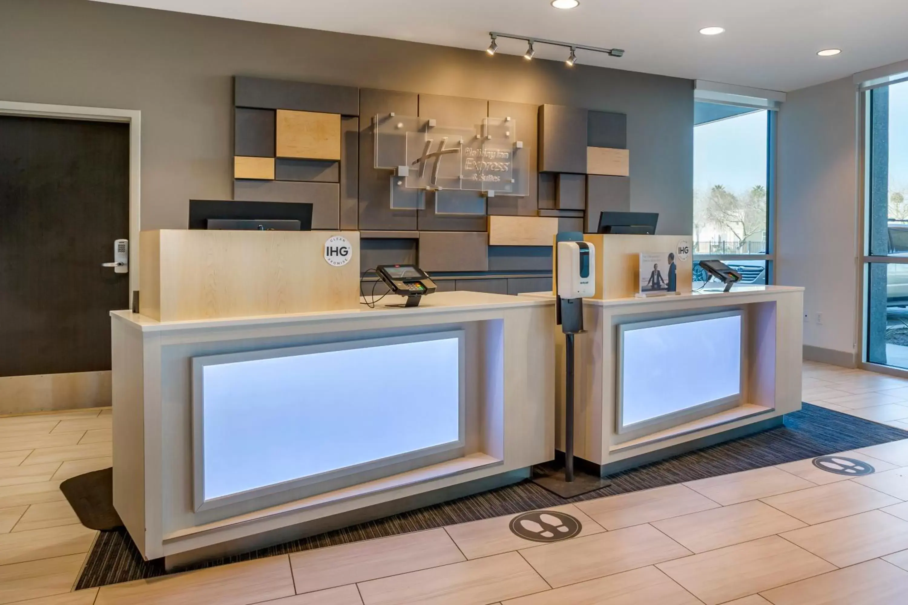 Lobby or reception, Kitchen/Kitchenette in Holiday Inn Express & Suites - Phoenix Dwtn - State Capitol, an IHG Hotel