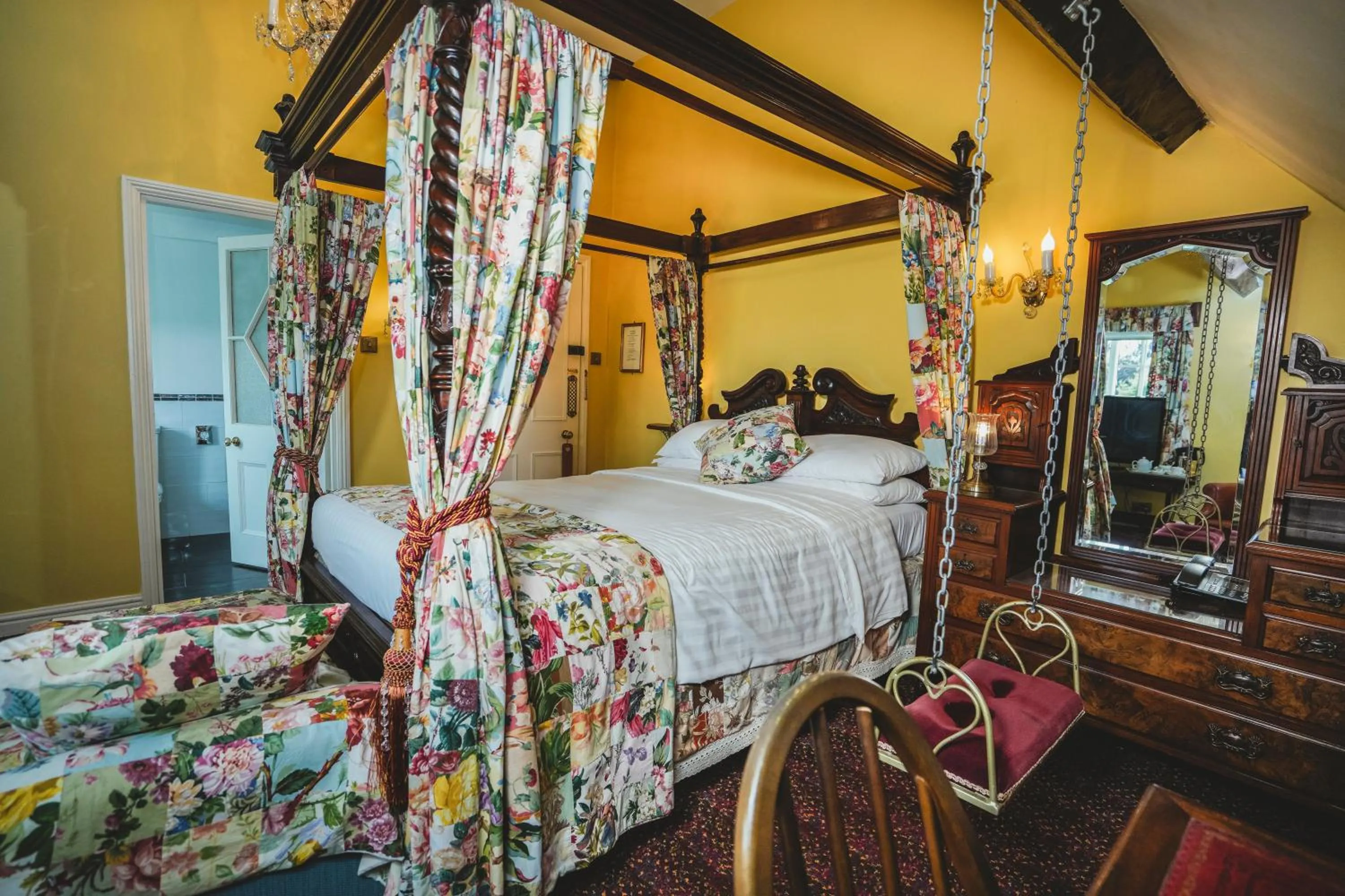 Bed in Hundred House Hotel