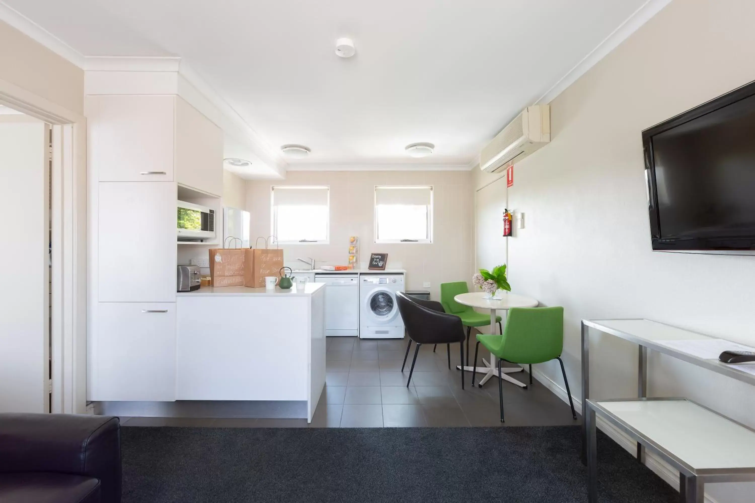 Dining area, TV/Entertainment Center in Forrest Hotel & Apartments