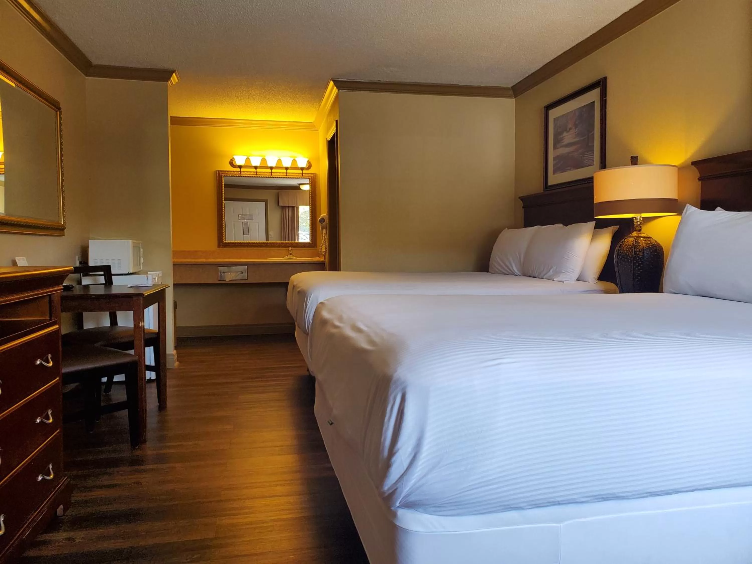 Photo of the whole room, Bed in Colonial House Motel