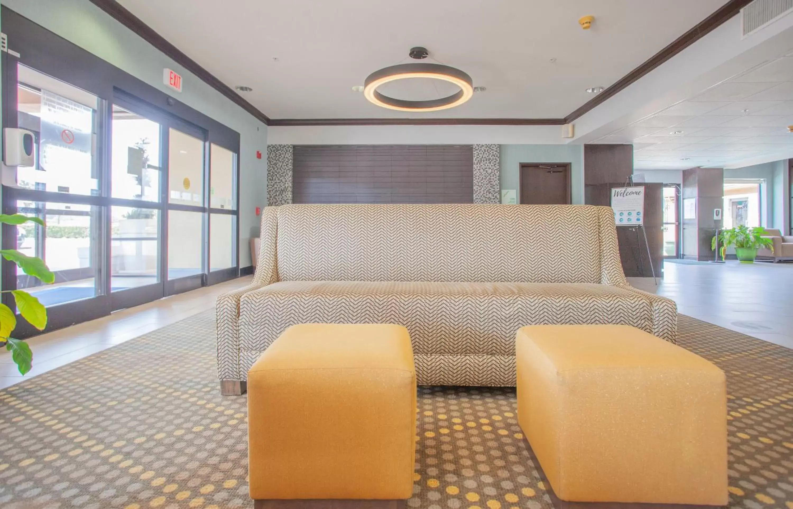 Seating area in Holiday Inn & Suites Spring - The Woodlands