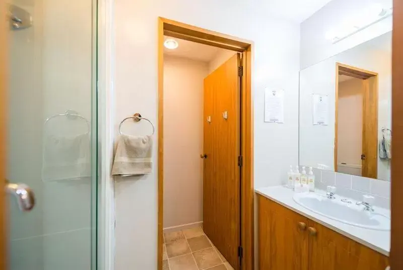 Bathroom in Strathern Motor Lodge