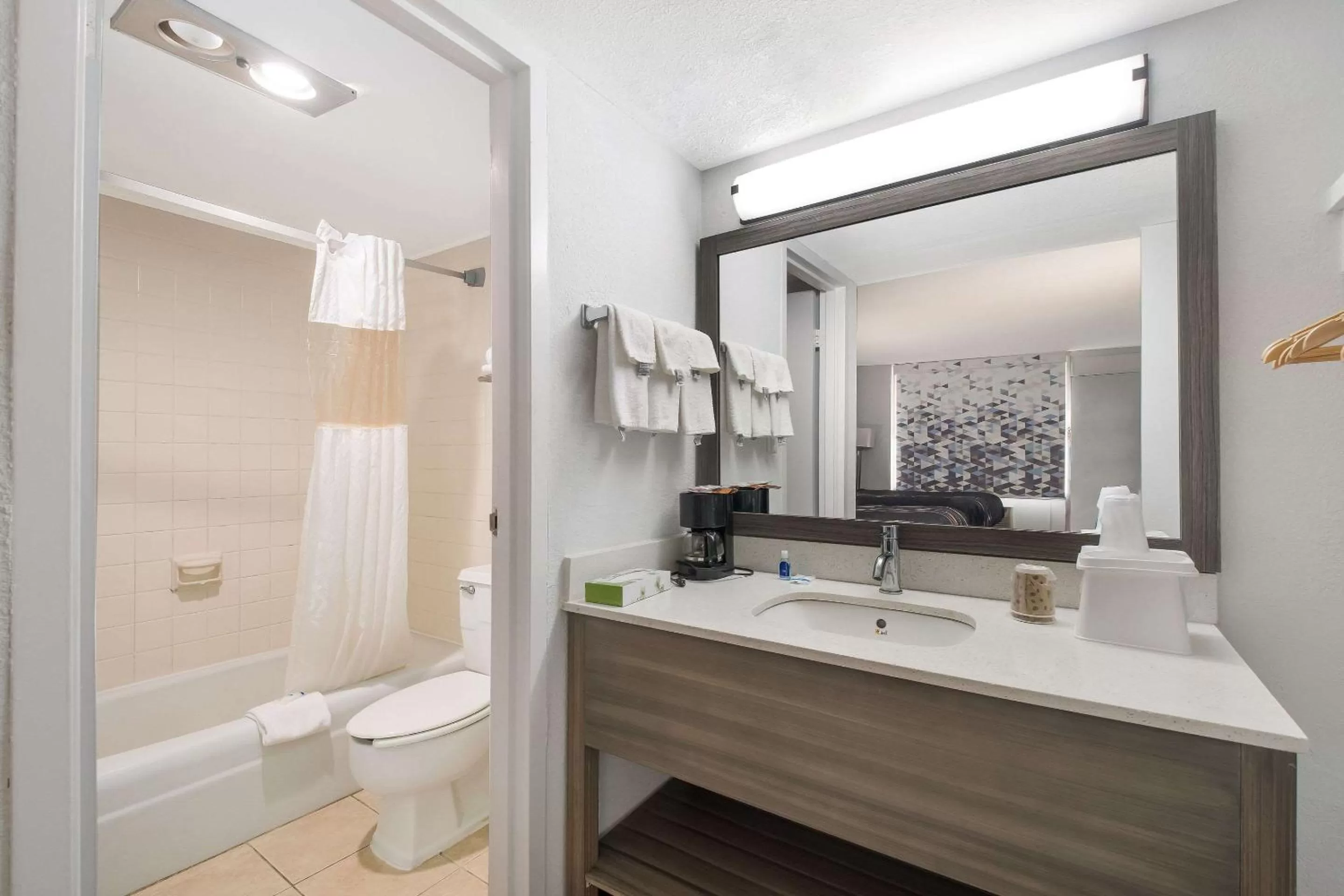 Bedroom in Rodeway Inn Cleveland TN I-75