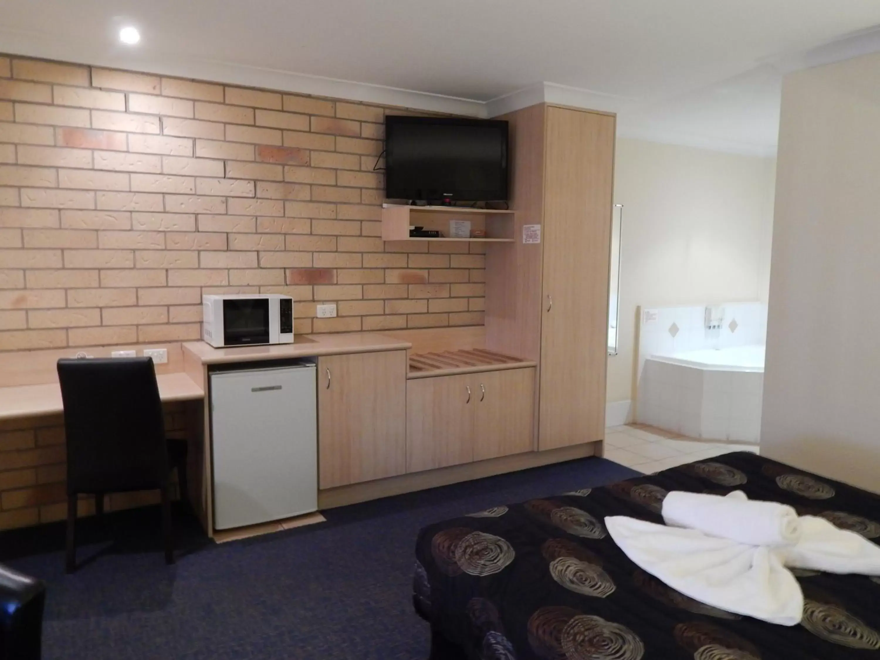 Bedroom, TV/Entertainment Center in Cotswold Motor Inn