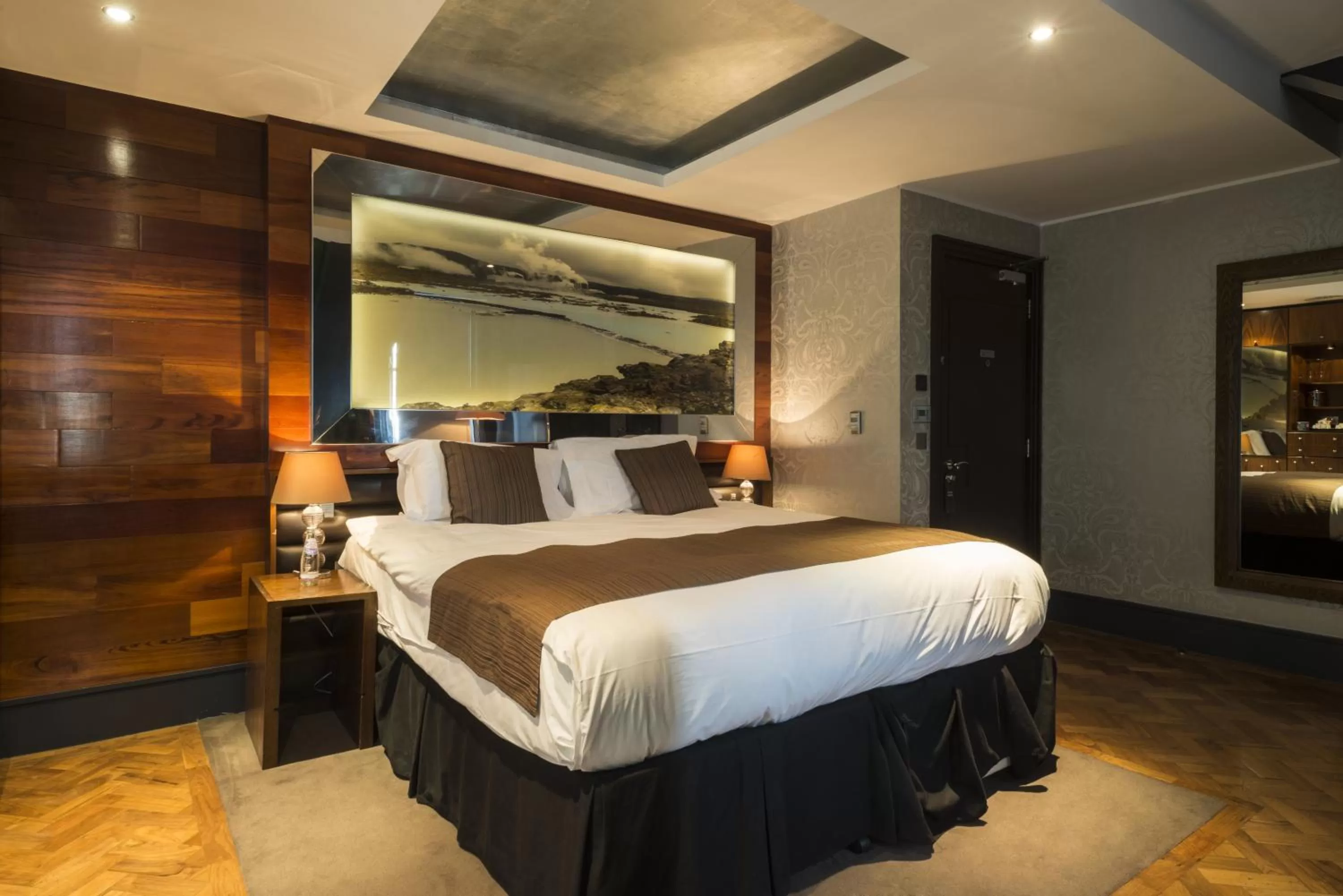 Photo of the whole room, Bed in Le Monde Hotel