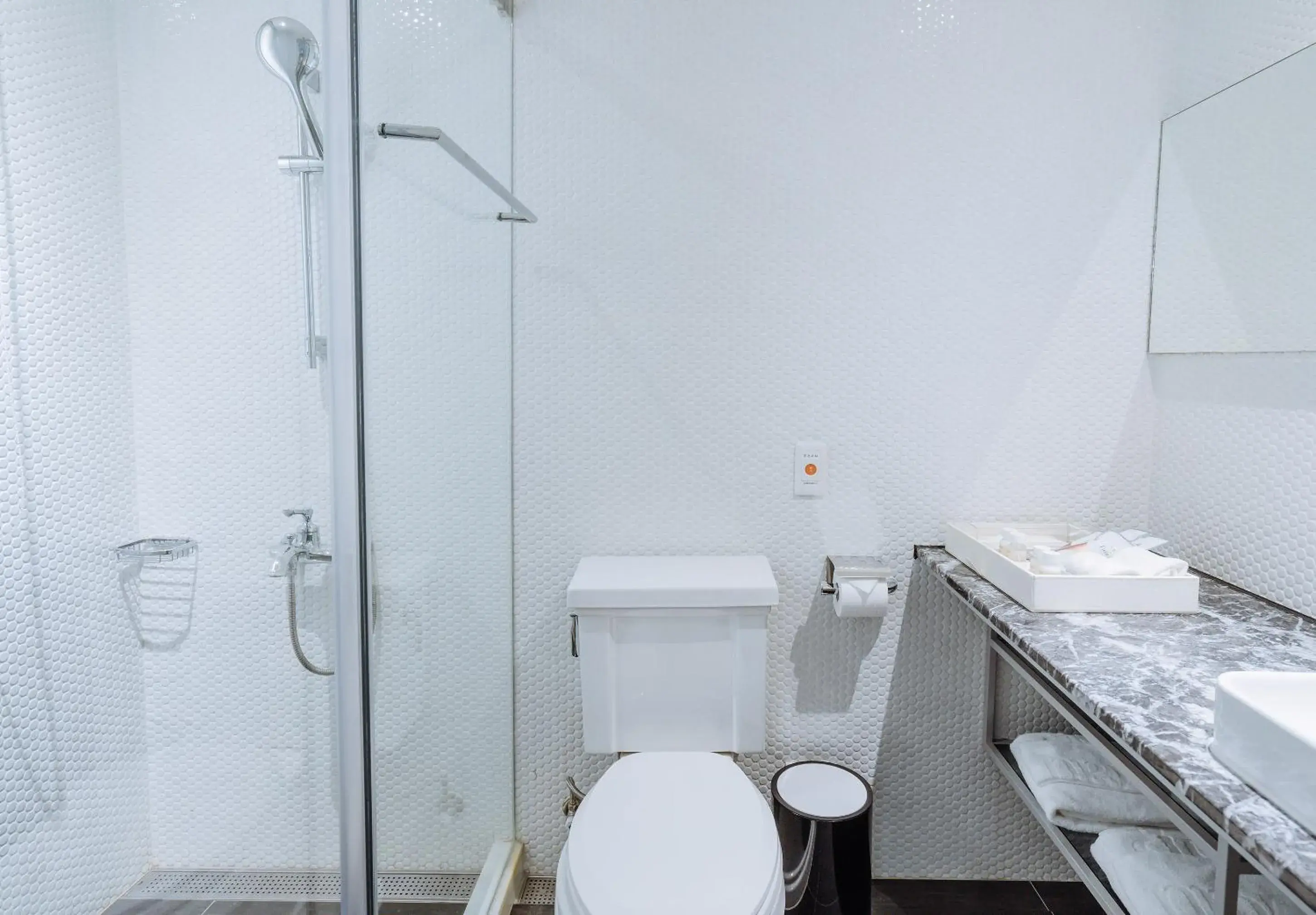 Bathroom in Hôtel de Ľeau