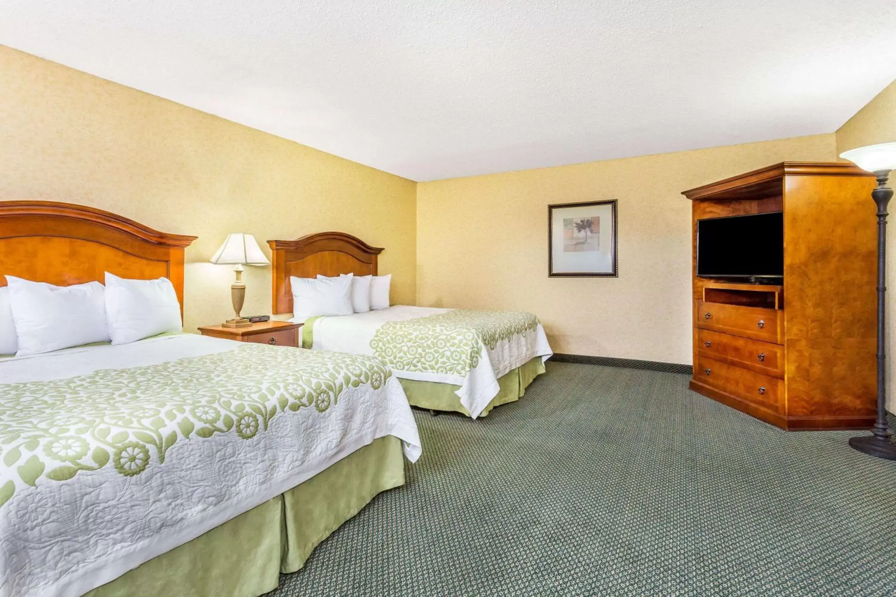 Photo of the whole room, Bed in Days Inn by Wyndham Klamath Falls