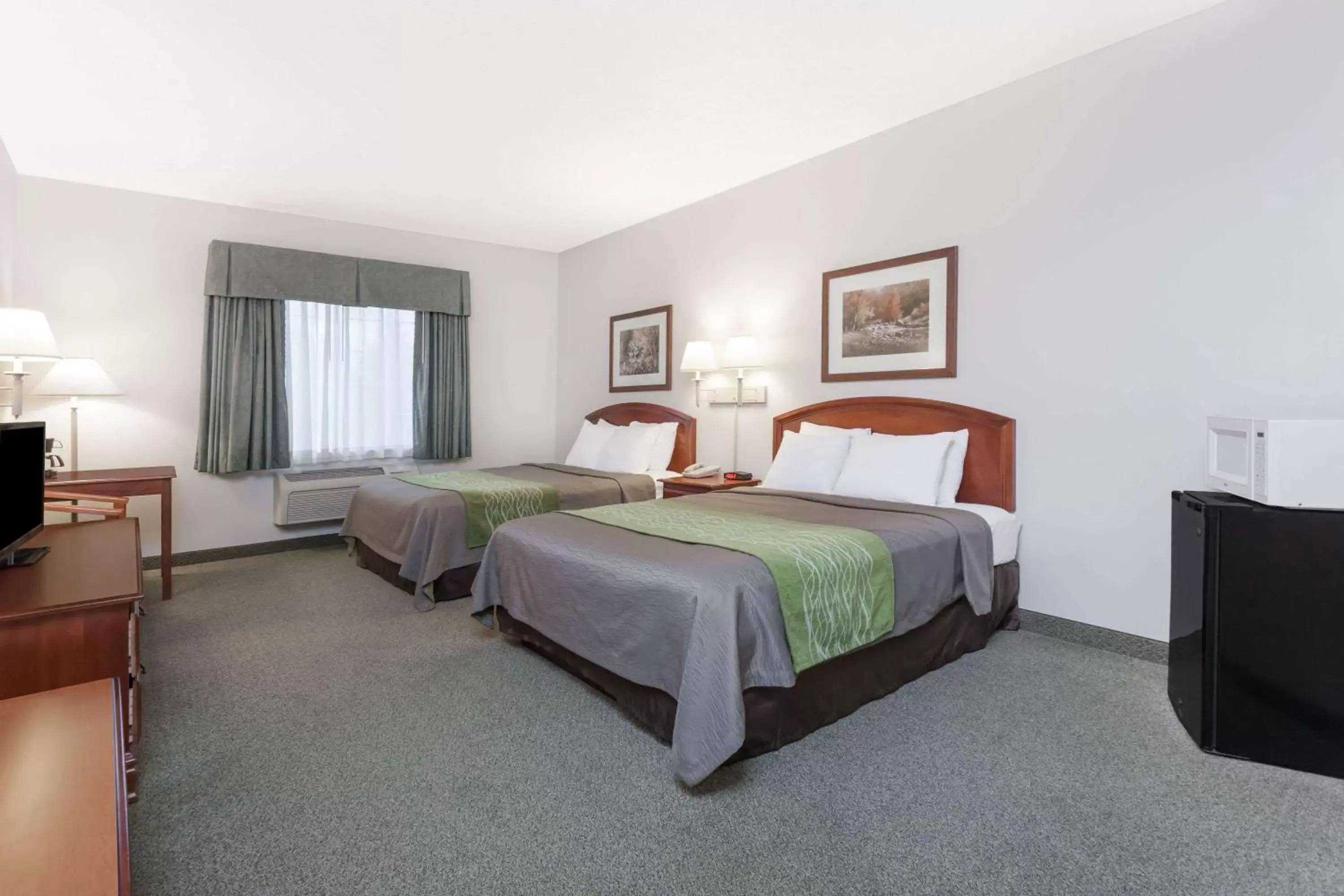 Photo of the whole room, Bed in Days Inn by Wyndham Pentwater