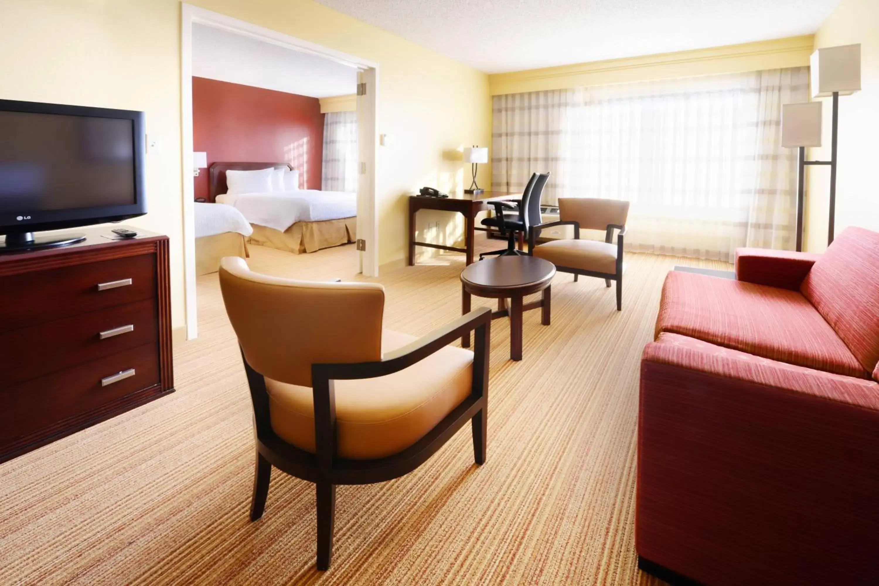 Bedroom, Seating Area in Courtyard by Marriott Houston Hobby Airport
