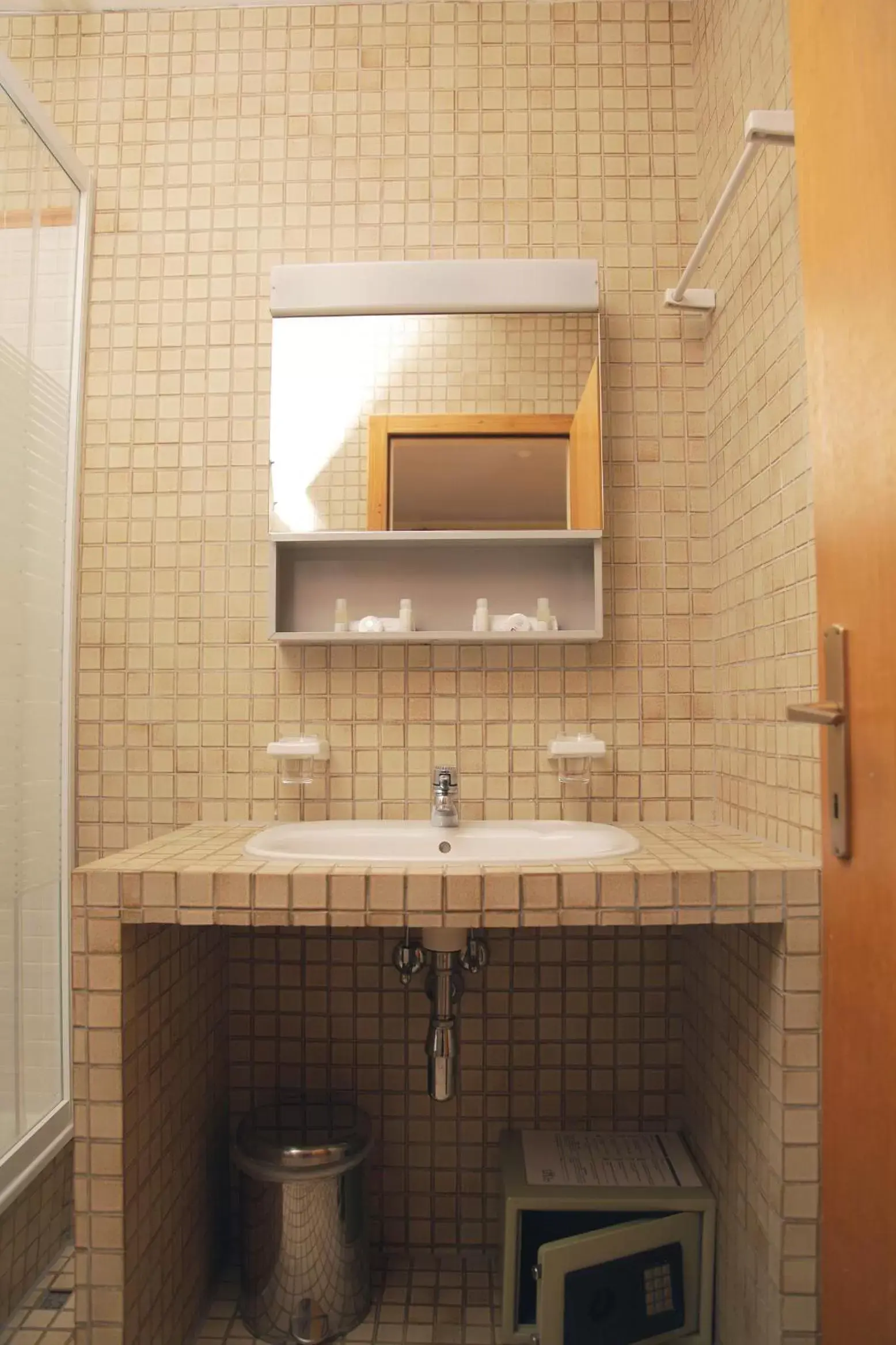 Bathroom in Appart'Hôtel Residence Dizerens