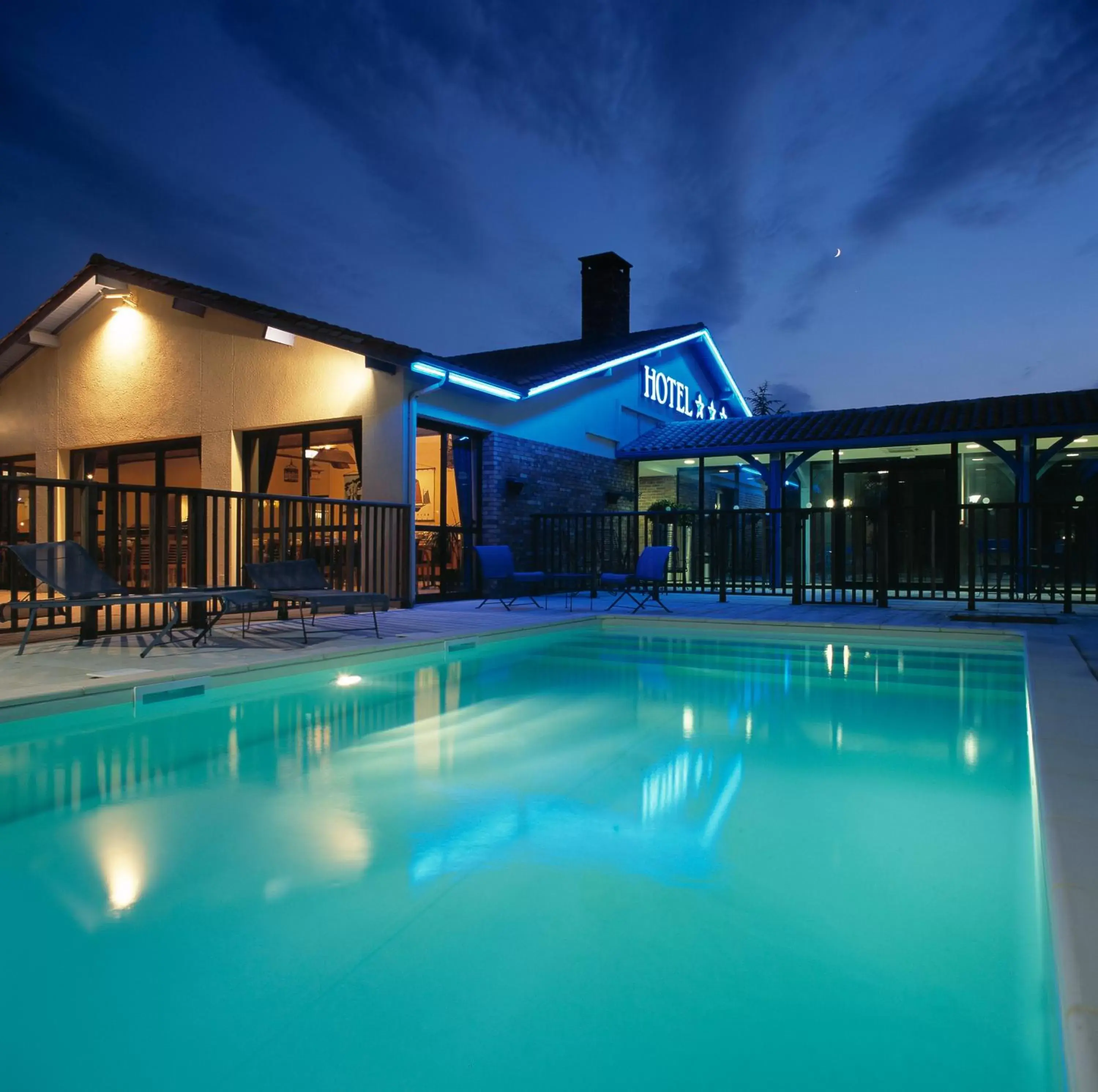 Swimming pool, Property Building in Kyriad Prestige Bordeaux Aeroport