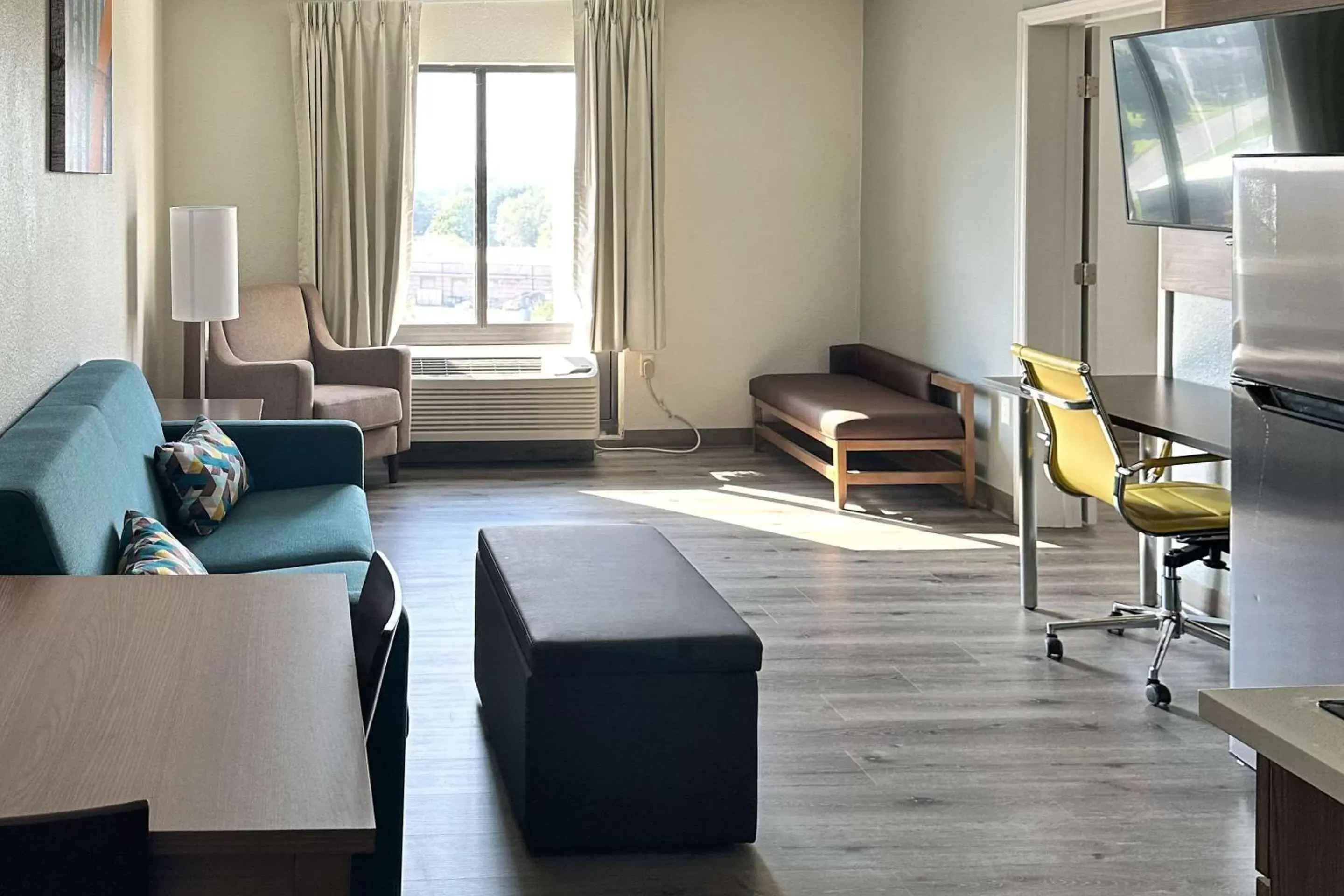 Bedroom, Seating Area in MainStay Suites