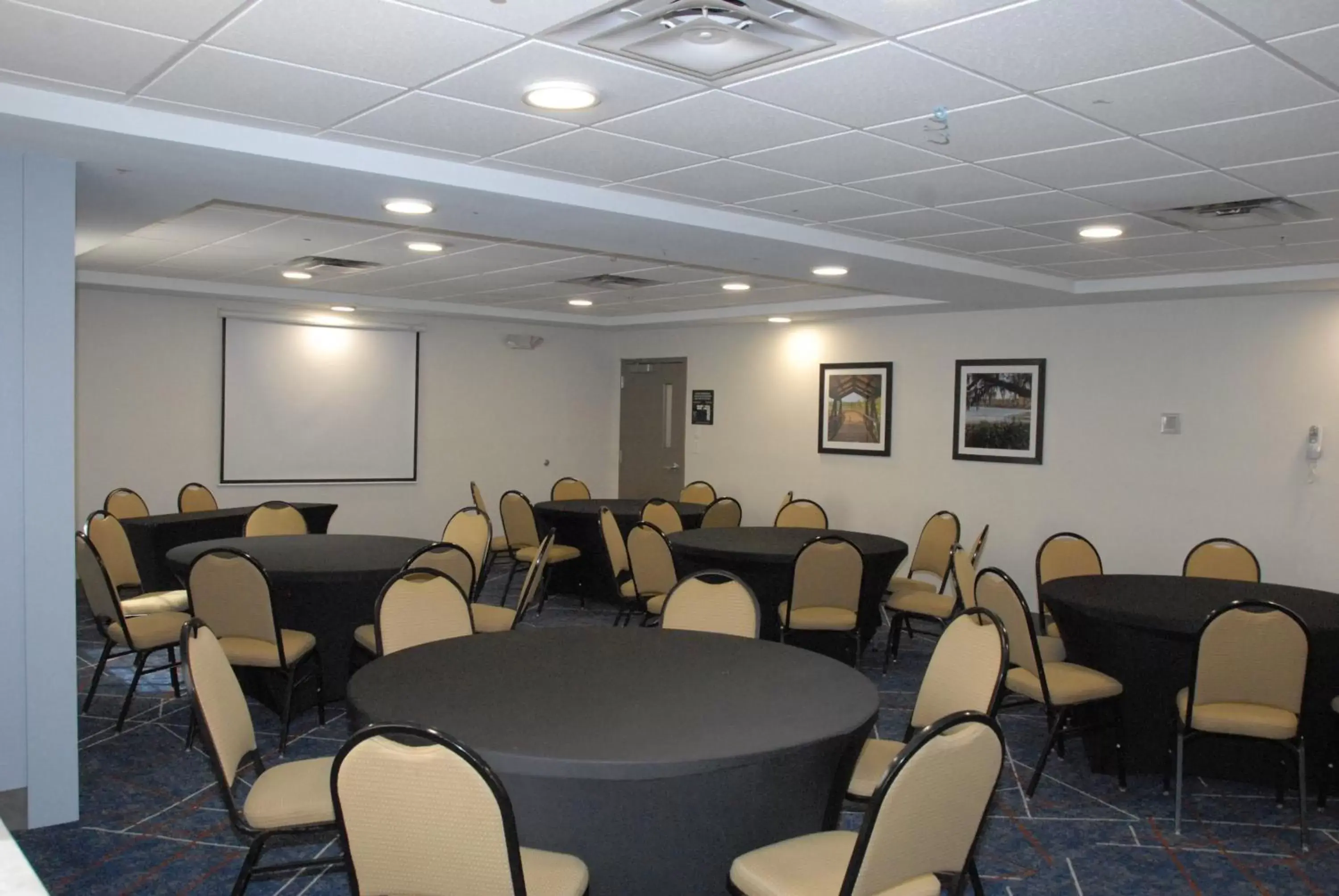 Meeting/conference room in Candlewood Suites Tallahassee, an IHG Hotel