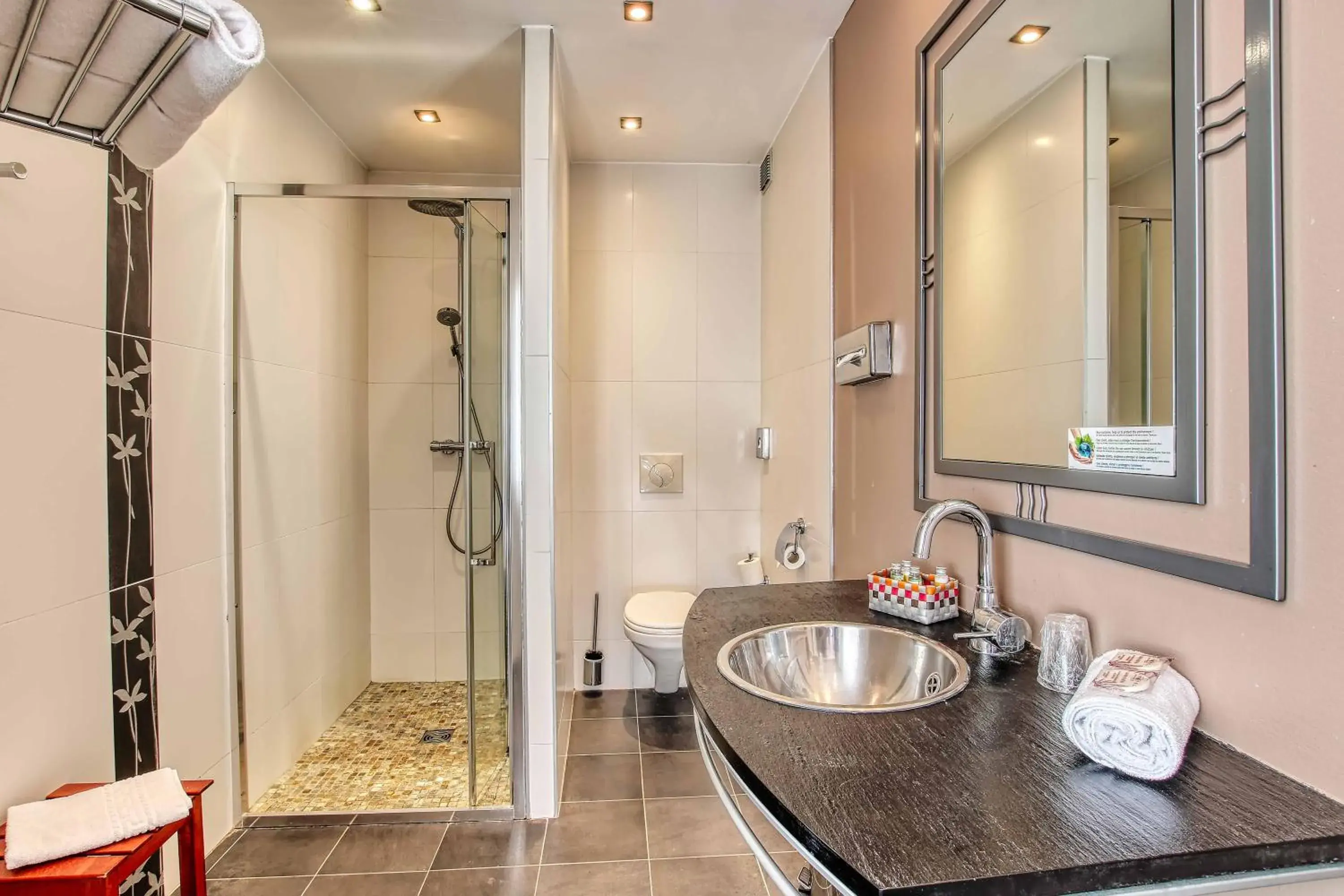 Bathroom in Cit'Hotel La Résidence