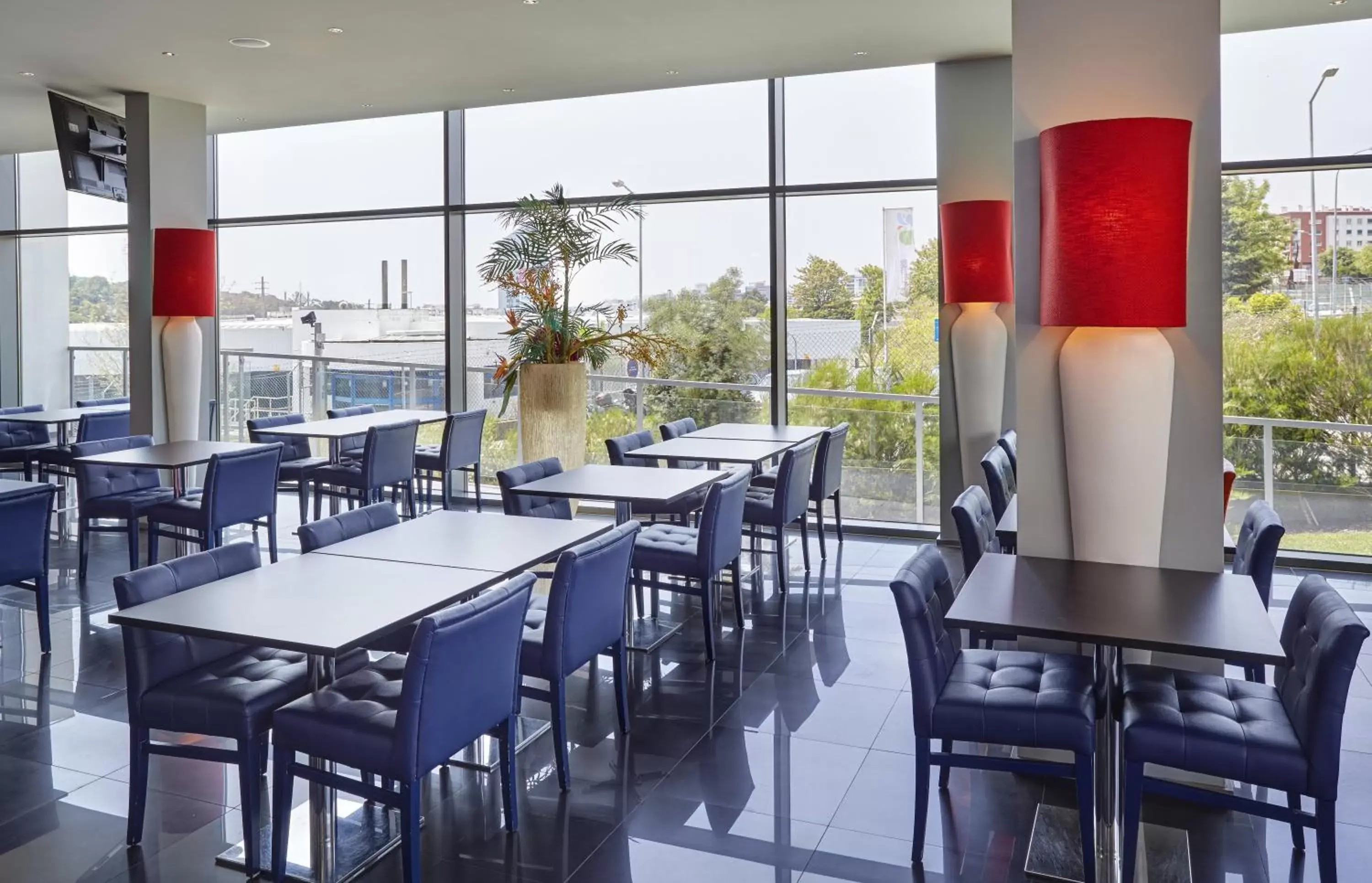 Restaurant/Places to Eat in Holiday Inn Express Lisbon Alfragide, an IHG Hotel