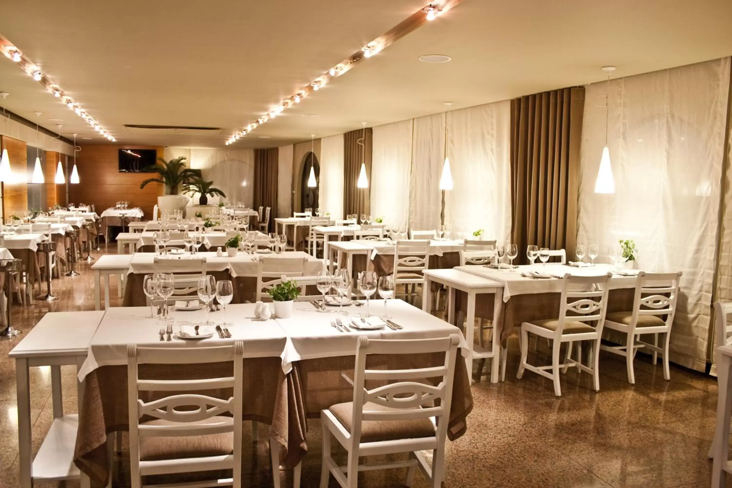 Restaurant/Places to Eat in Hotel Suave Mar