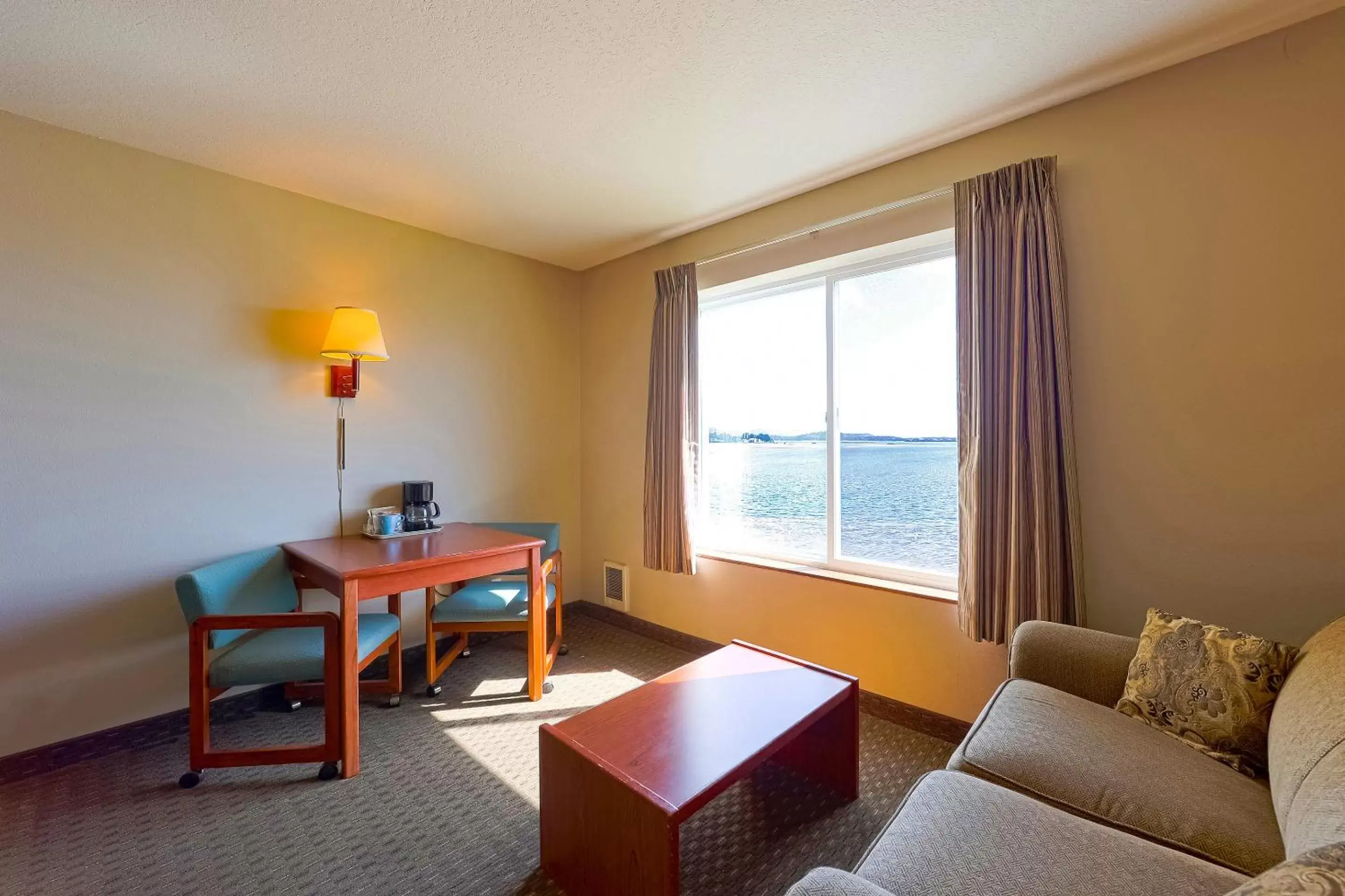 Area and facilities, Seating Area in Siletz Bay Beachfront Hotel by OYO Lincoln City