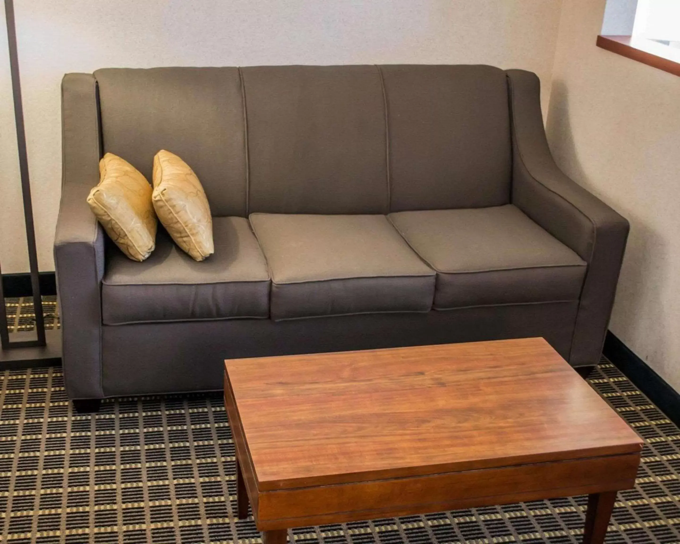 Photo of the whole room, Seating Area in Comfort Suites Portland Southwest